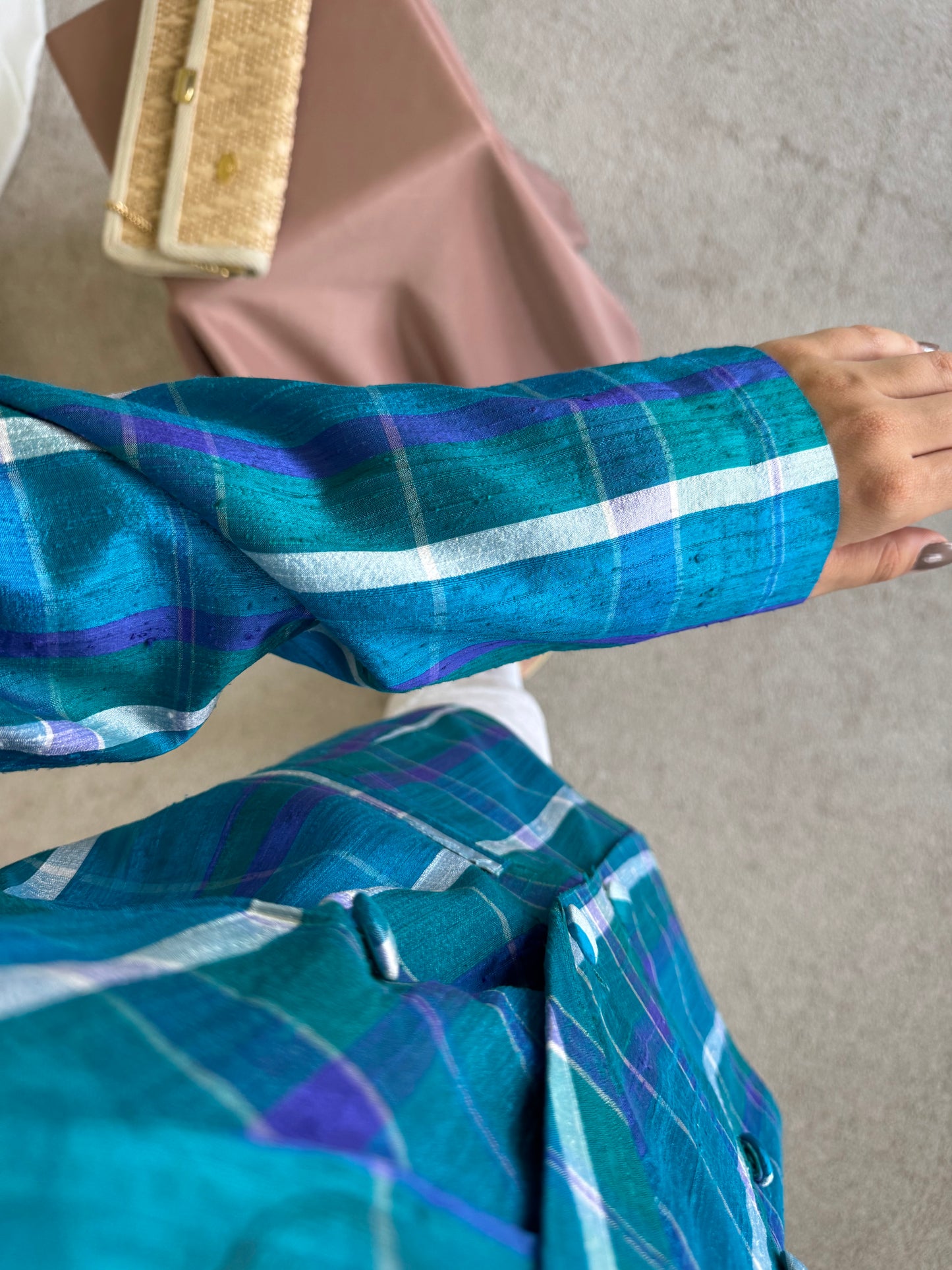 Sacou vintage din 100% matase naturală cu print carouri, rând dublu de nasturi și umeri marcați  ( mărimea M)