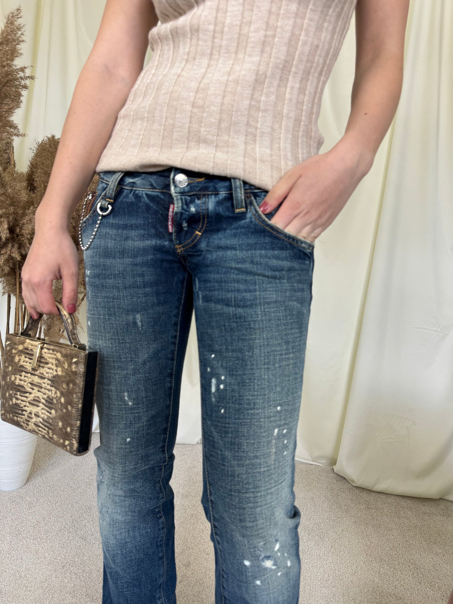 Blugi premium DSQUARED cu talie joasă 
(Mărimea XS)