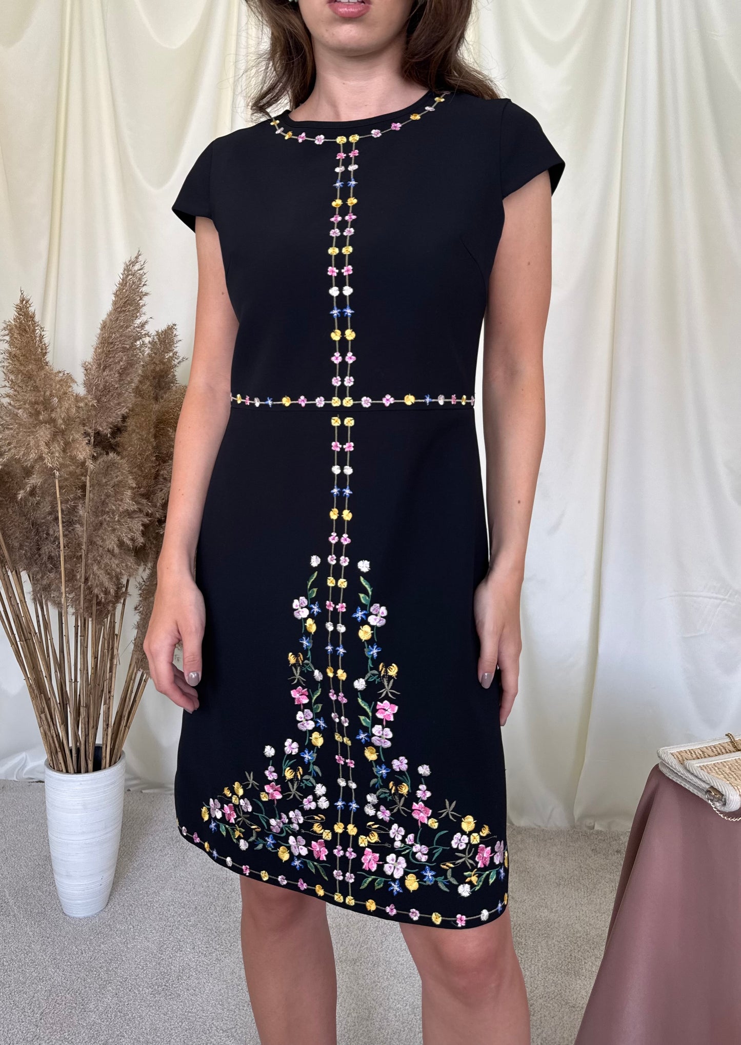 Rochie TED BAKER cu broderie 
(Mărimea S/M)