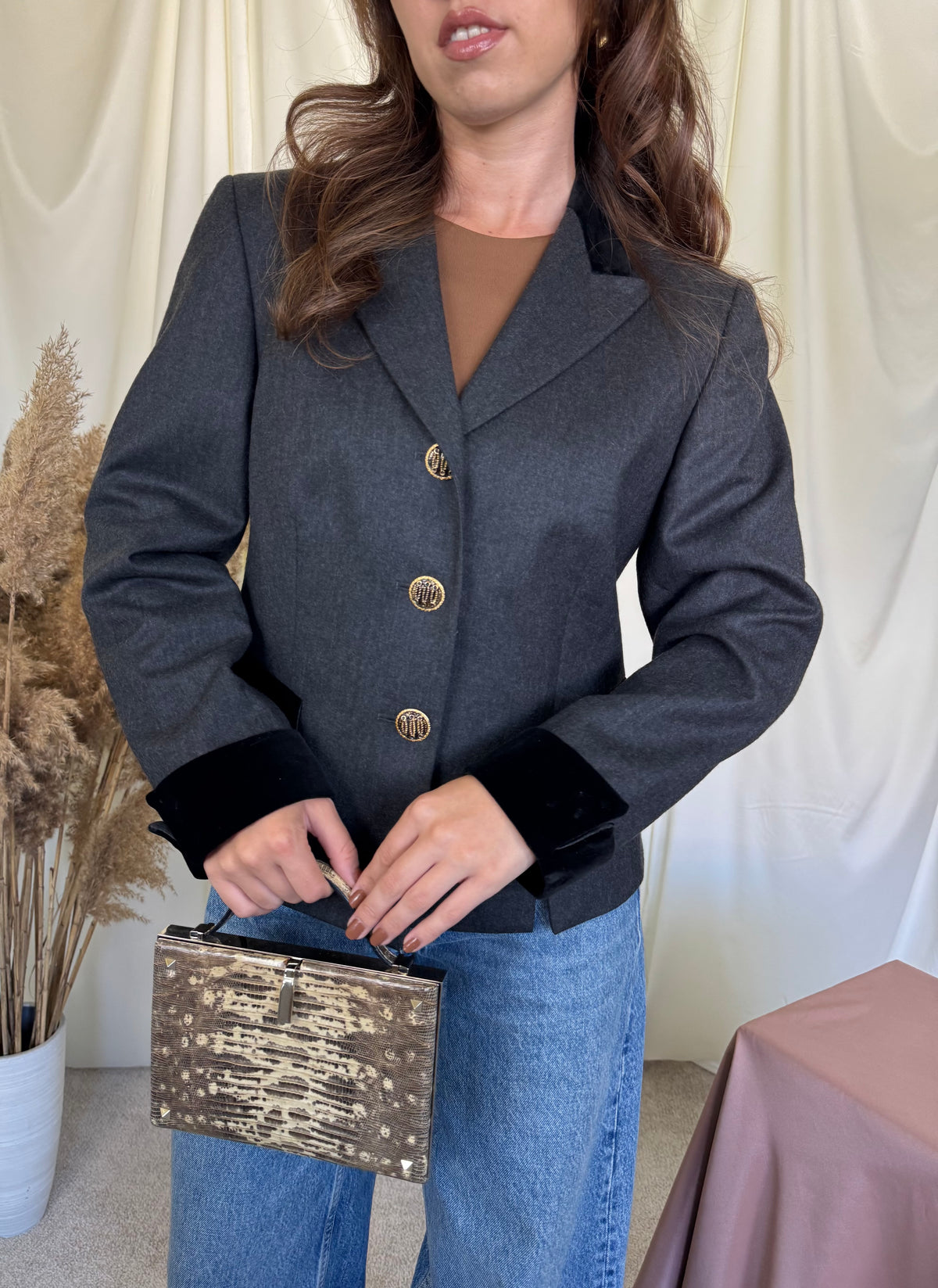 Sacou vintage elegant din stofă calitativă de 100% lână gri cu detalii din catifea de bumbac ( mărimea M/L)