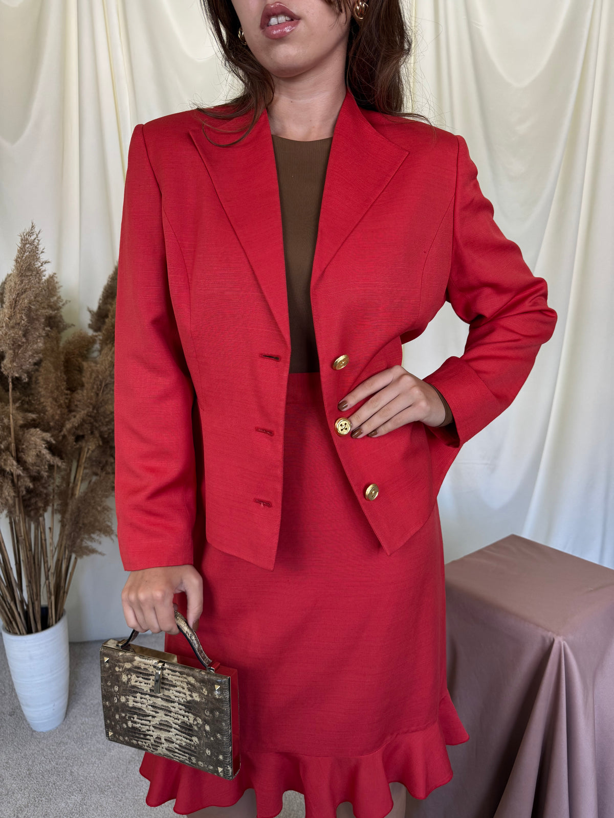 Deux piece luxury VALENTINO, sacou cambrat cu nasturi bijuterie si fusta feminină cu talie înaltă ( mărimea M)