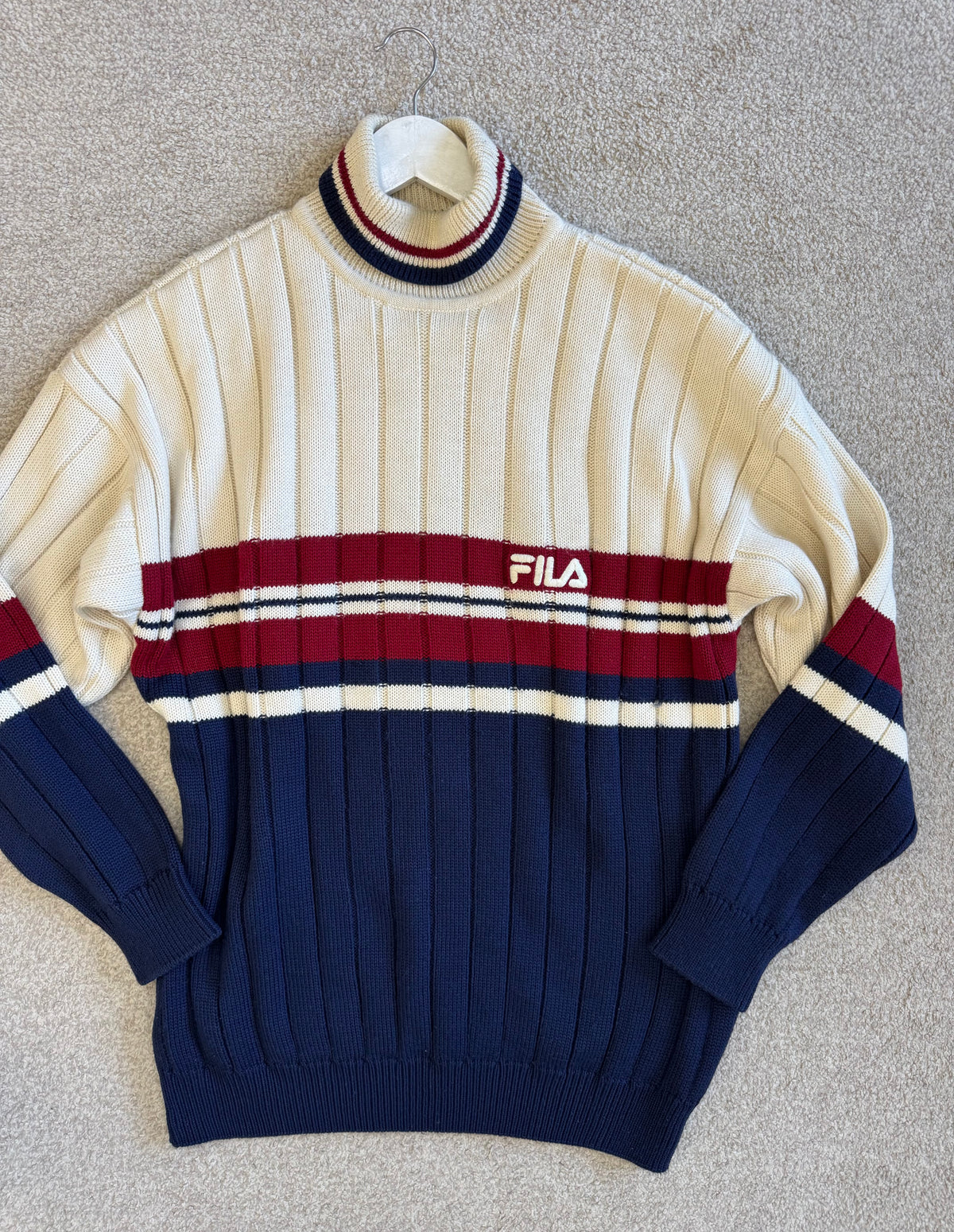 Pulover vintage FILA  din 50% până cu inscripție brodată ( mărimea XL)