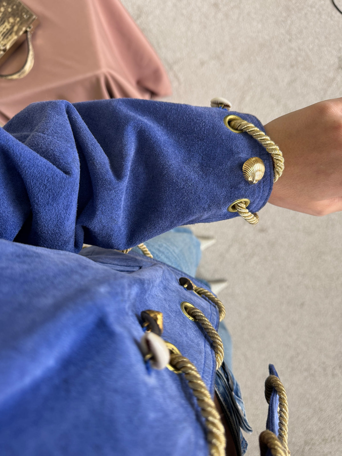 Jacheta vintage din 100% piele naturală cu accesorii metalice aurii ( mărimea M/L)