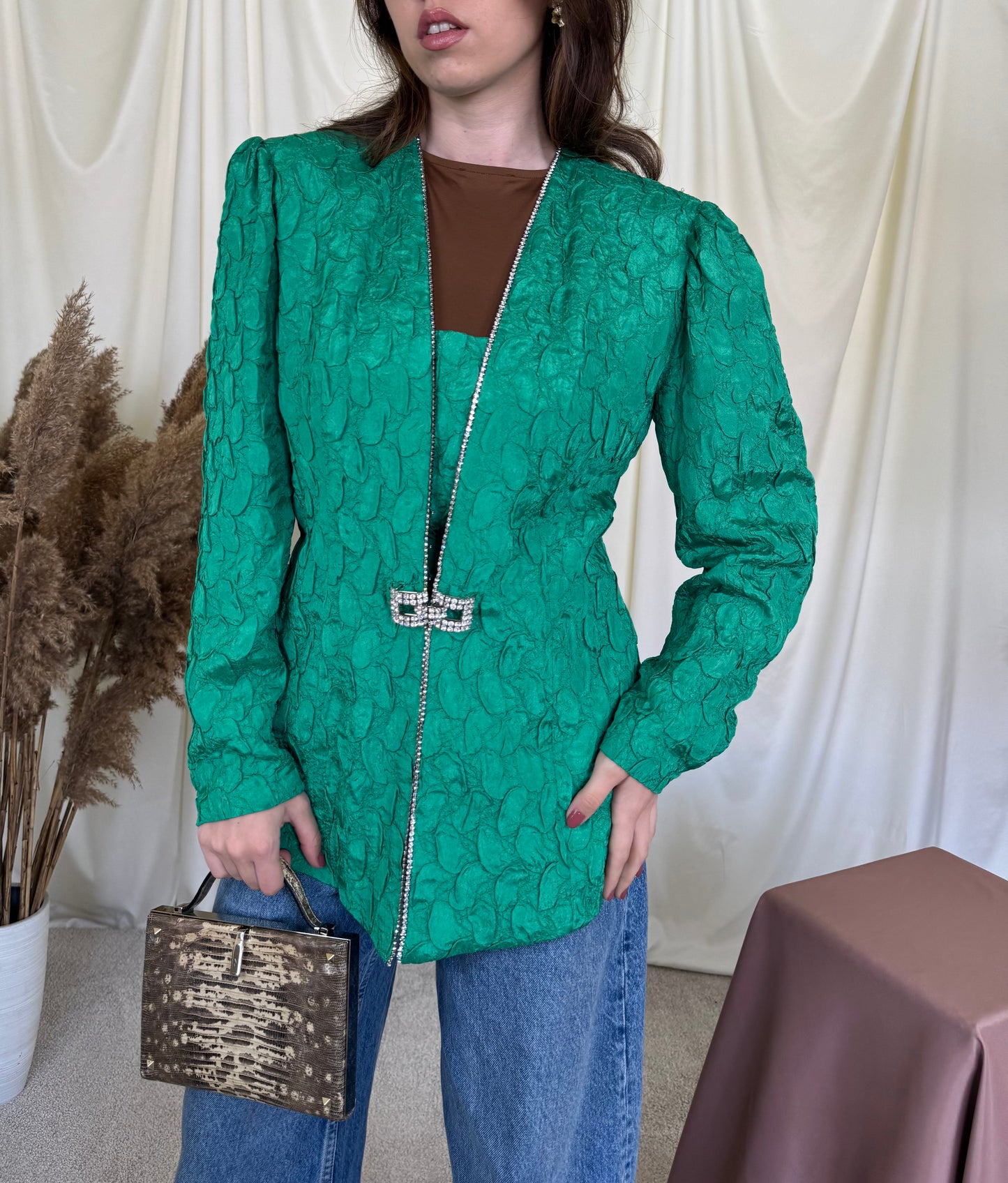 Back. Sacou vintage HANDMADE cu talie cambrata și accesoriu elegant  
(Mărimea M)