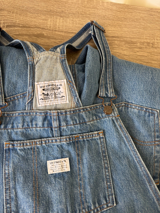 Salopetă vintage Levi’s din denim de 100% bumbac calitativ ( mărimea M)