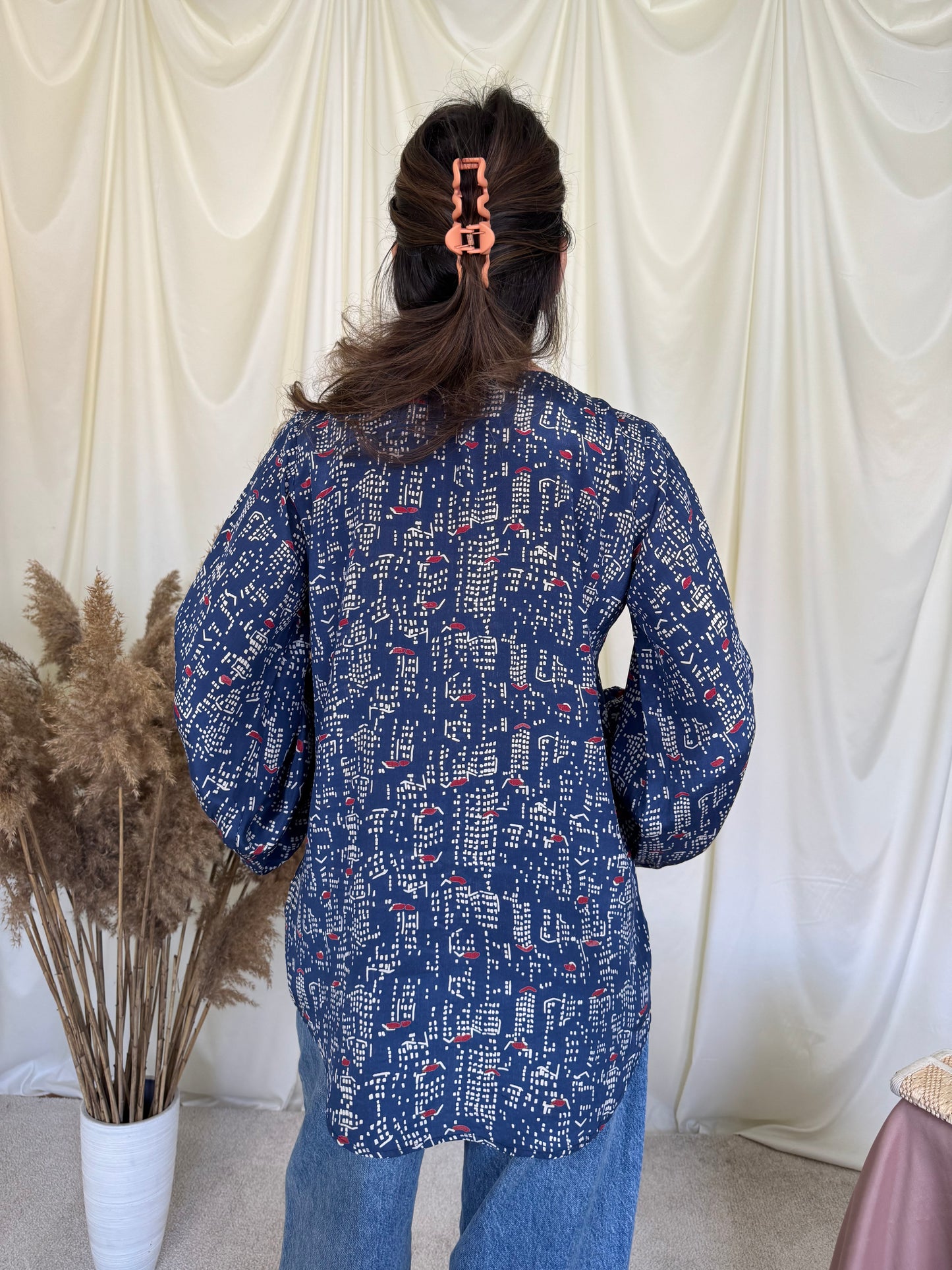 Cămașă vintage din mătase bleu cu print și mâneci ample 
(Mărimea S/M)