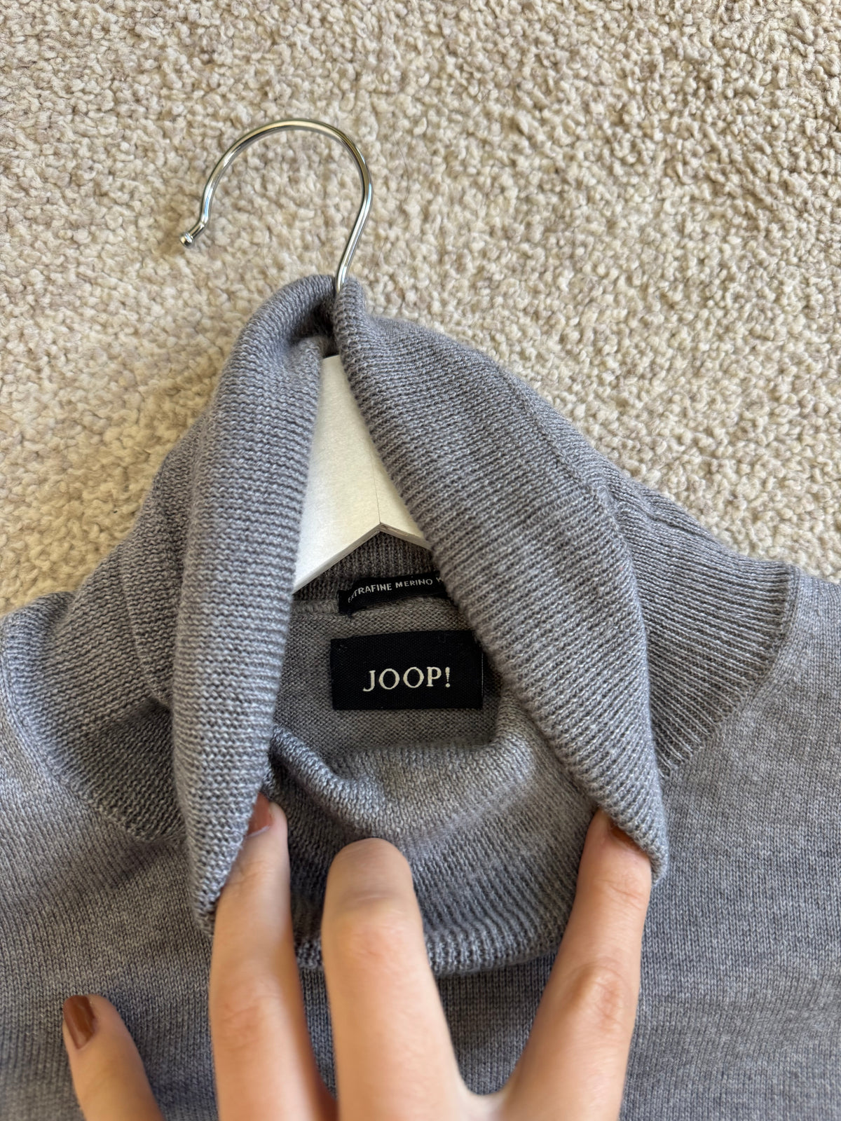 Pulover pe gât JOOP din 100% lana fina, nuanța de gri  ( mărimea L- XL)