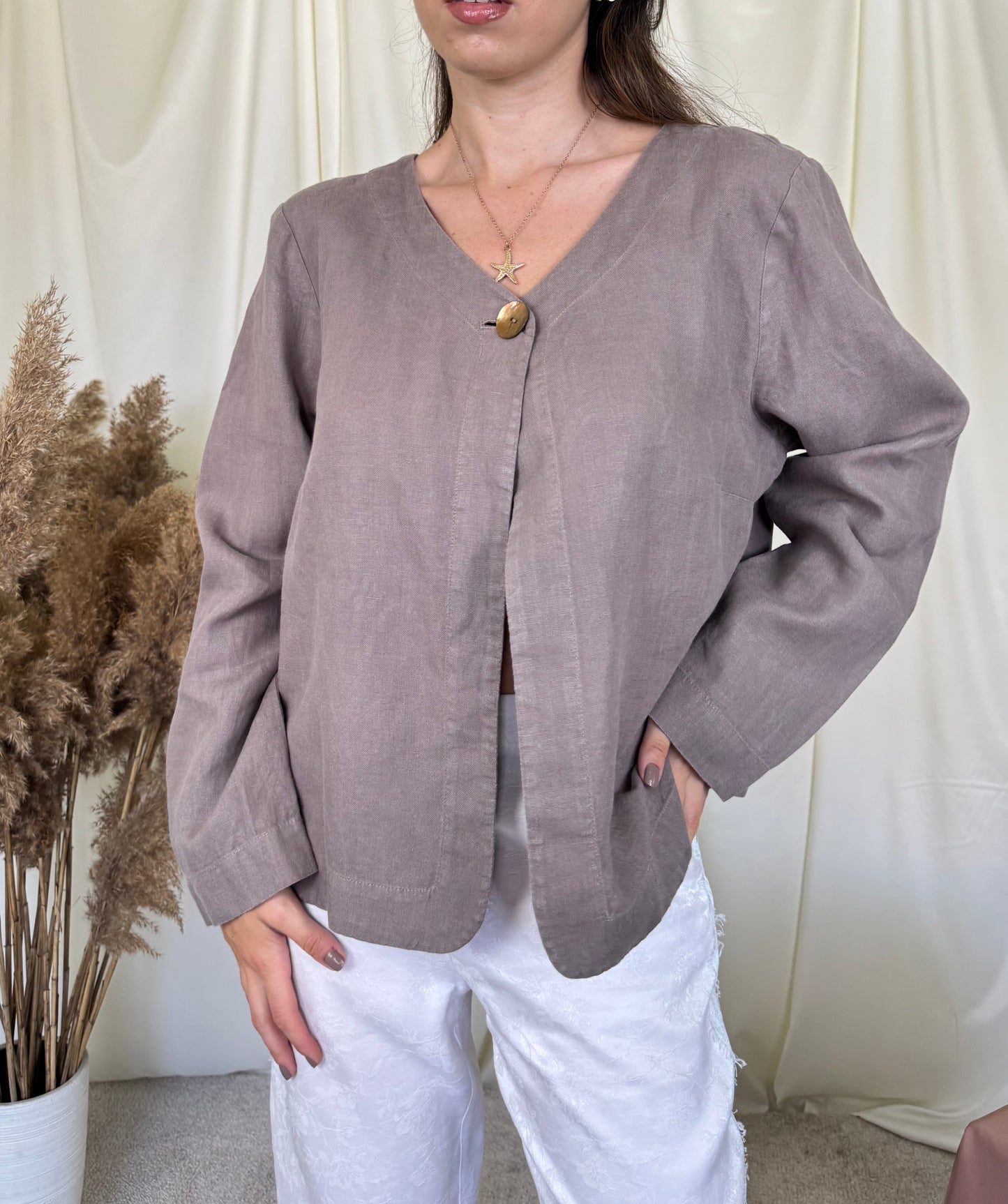 Sacou în fit lejer din 100% in cu nasture tip perla ( mărimea M/L)