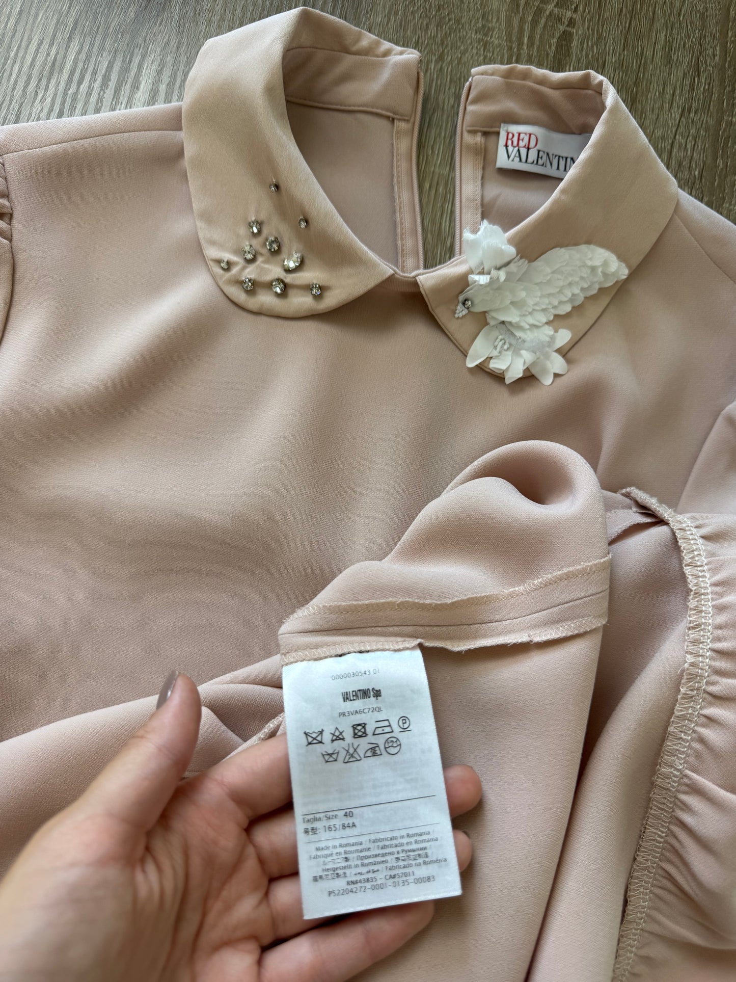 Rochie Red Valentino dusty pink în croi feminin și guler cu aplicații ( mărimea S)