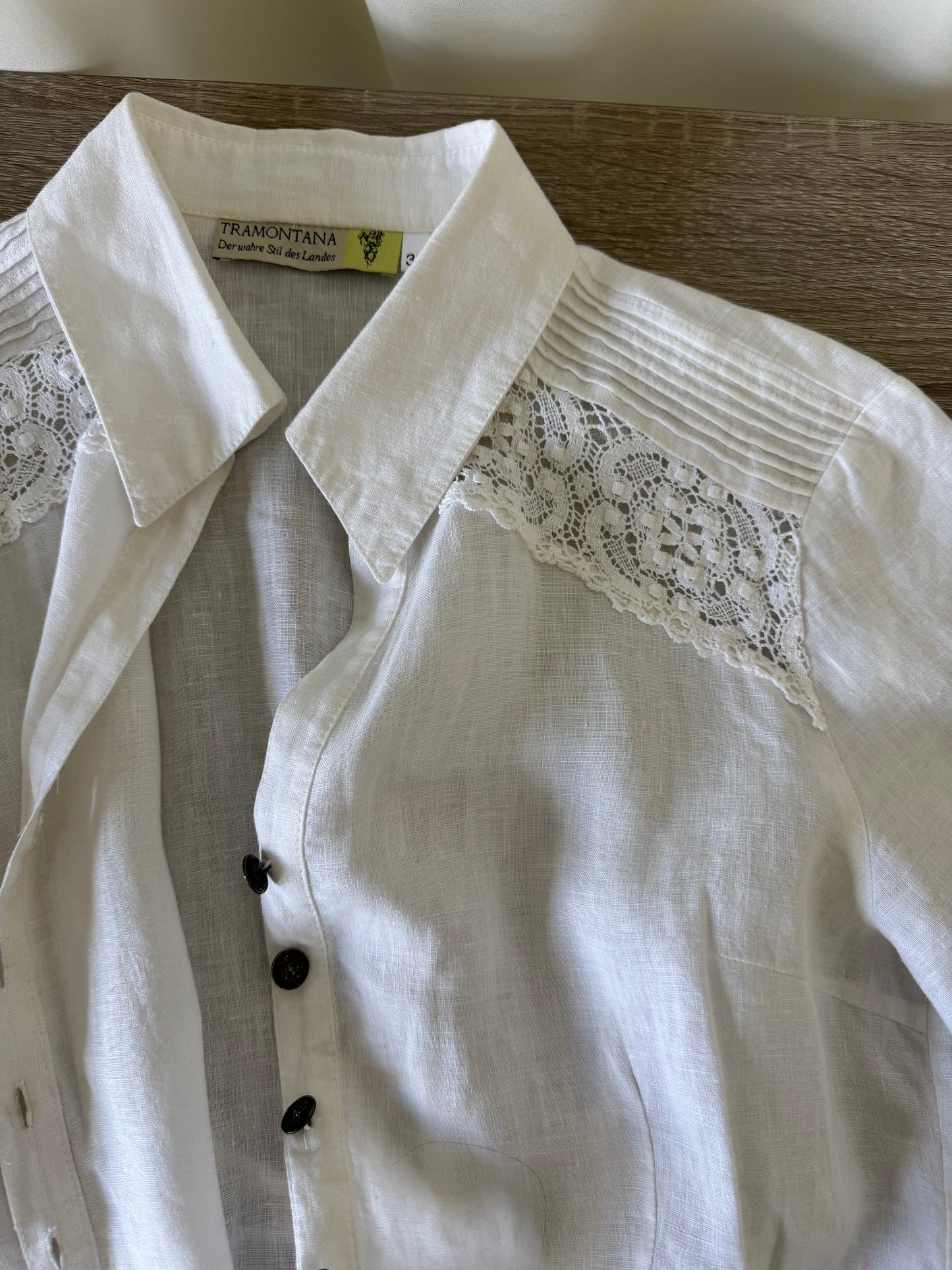 Cămașă vintage din 100% in cu broderie și detalii la spate tip corset
(Mărimea 38/M)