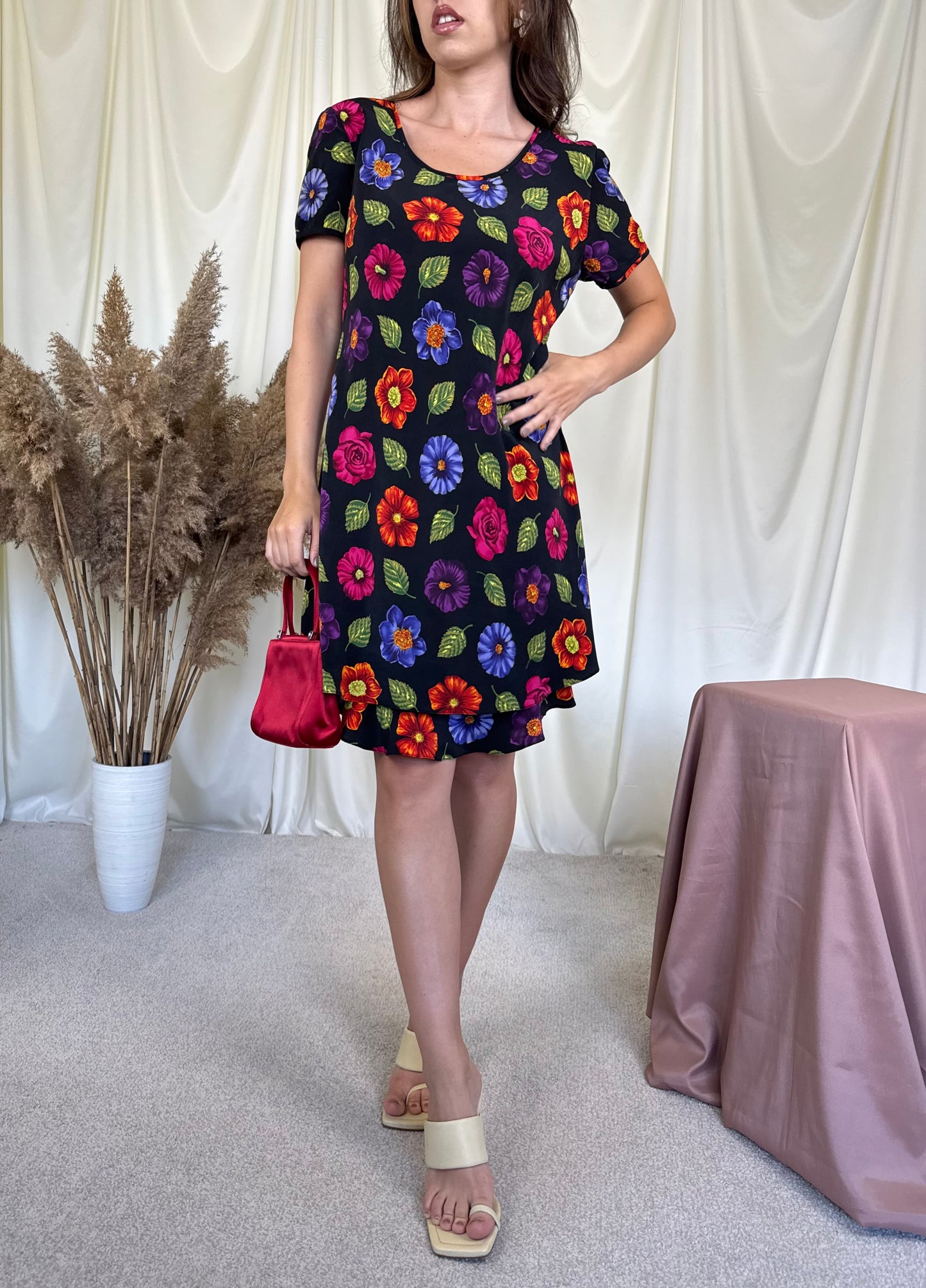 Rochie vintage din 100% matase naturala cu print floral
(Mărimea M)