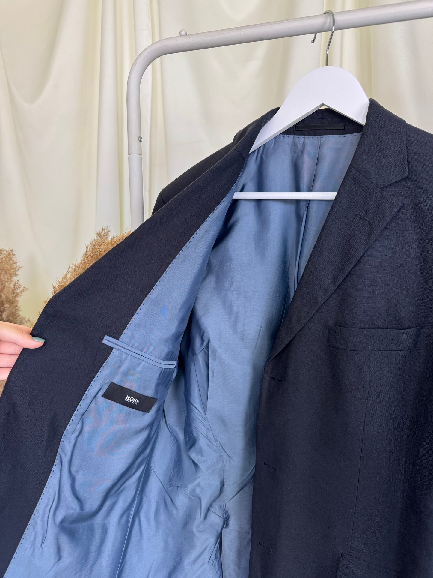 Costum HUGO BOSS din 100% in bleumarin 
(Mărimea 50/M-L)