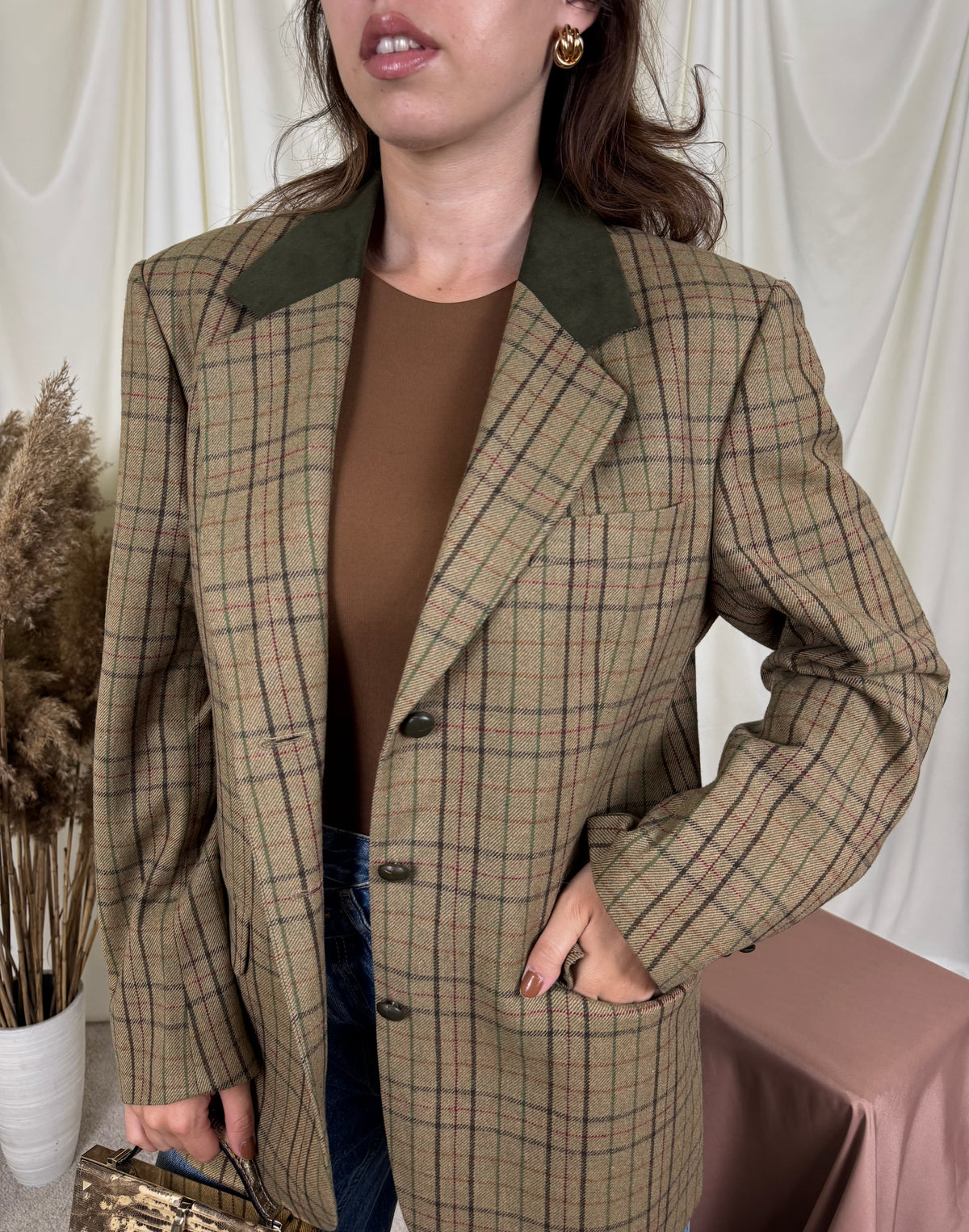 Sacou vintage superb din stofă premium de 100% lână, detalii din piele velur ( mărimea M/L)
