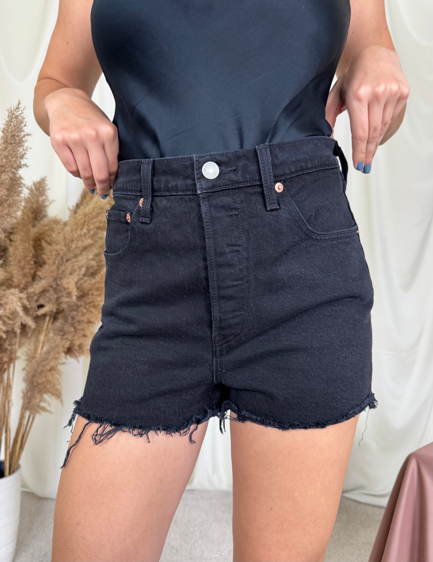 Levi’s RIBCAGE SHORT cu talie înaltă, negru ( mărimea S)