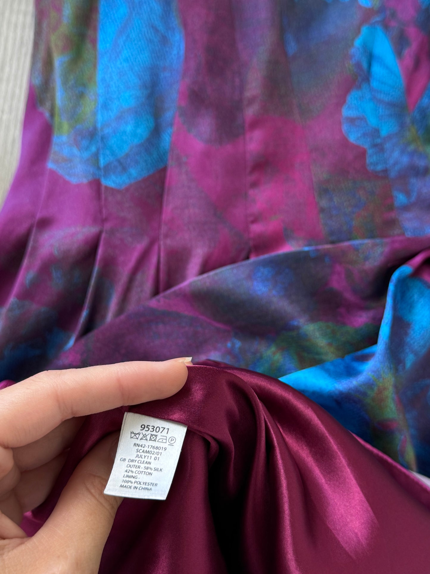 Rochie din mătase și bumbac cu print floral în nuanțe vibrante și talie marcata
(Mărimea M)