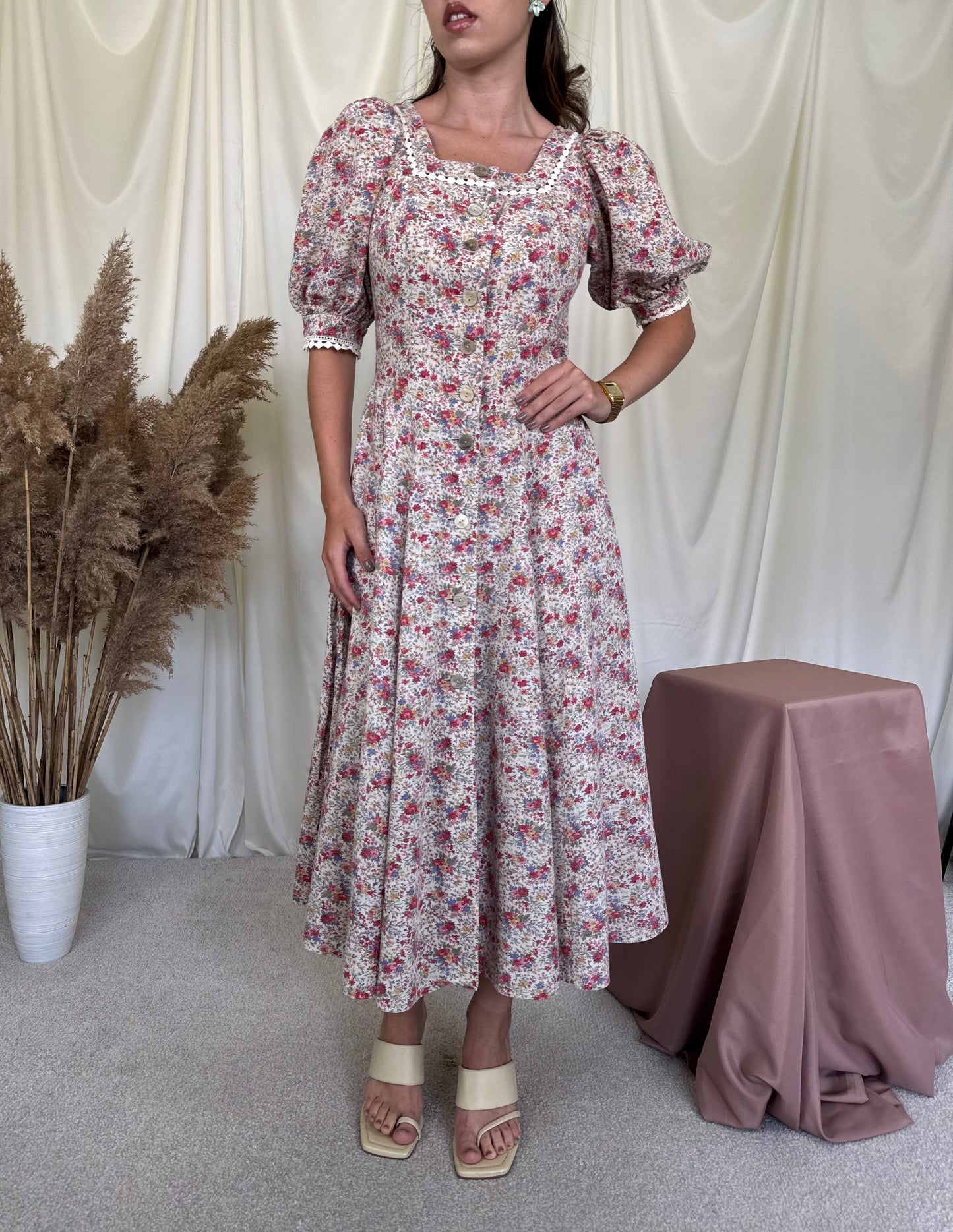 Rochie vintage cu print floral din bumbac și in, talie cambrata 
(Mărimea S)