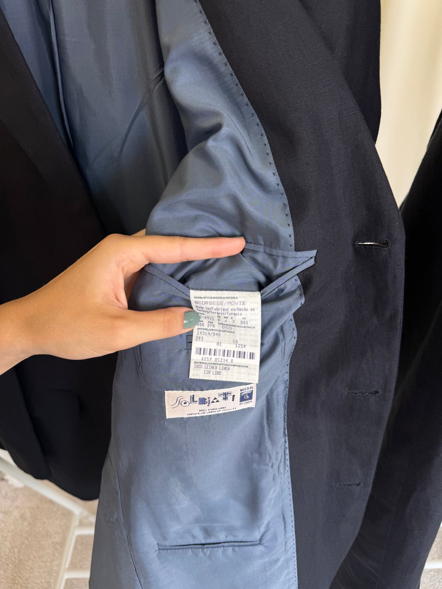 Costum HUGO BOSS din 100% in bleumarin 
(Mărimea 50/M-L)