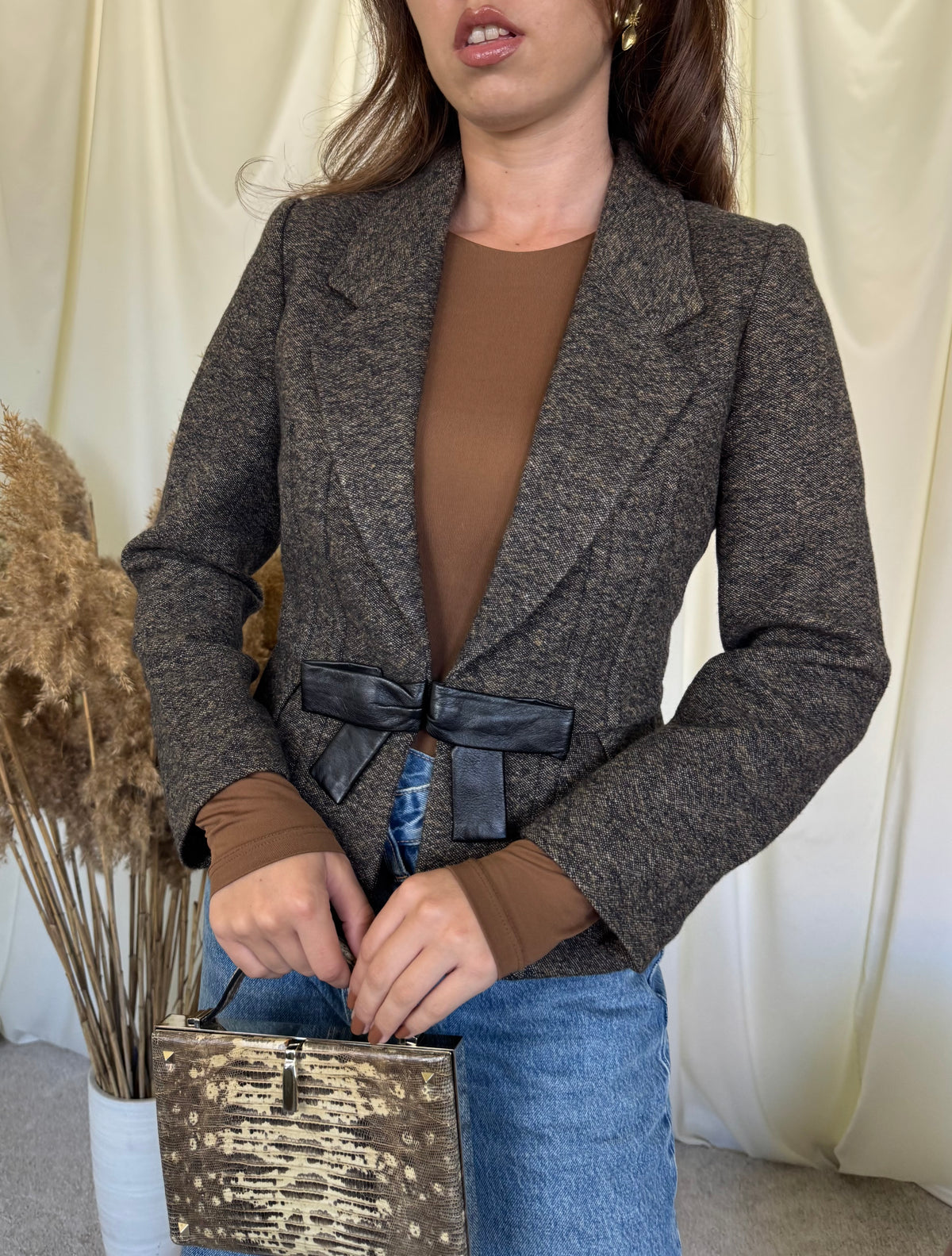 Sacou luxury PAULE KA din stofă premium lână, mătase și angora cu detaliu tip fundă din piele naturala fină ( mărimea XS/S)