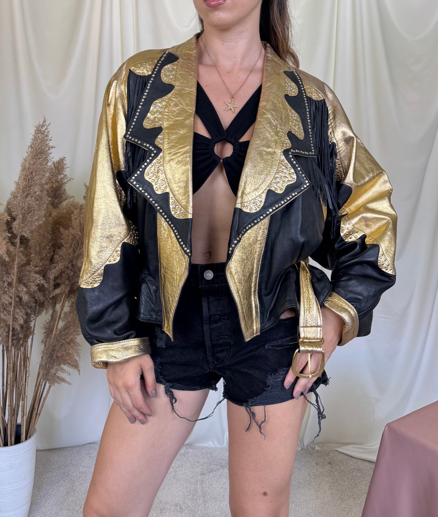 Piesă vintage statement din piele naturală extrem de rară cu aplicații spectaculoase, franjuri și ținte. TRUE VINTAGE 
(Mărimea S-L)
