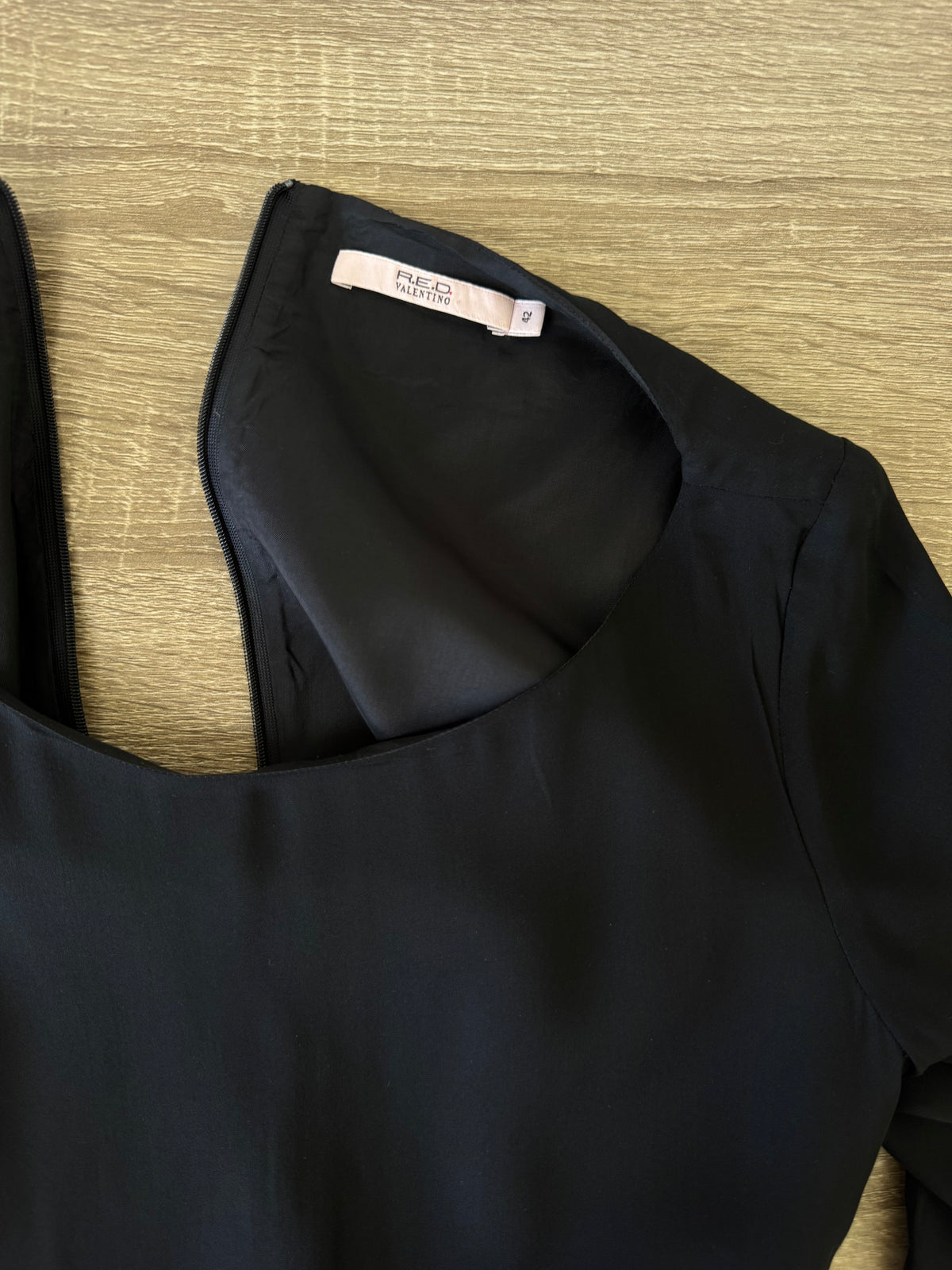 Rochie luxury de ocazie VALENTINO din 100% mătase naturală cu pene naturale, must în garderobă ( mărimea S)