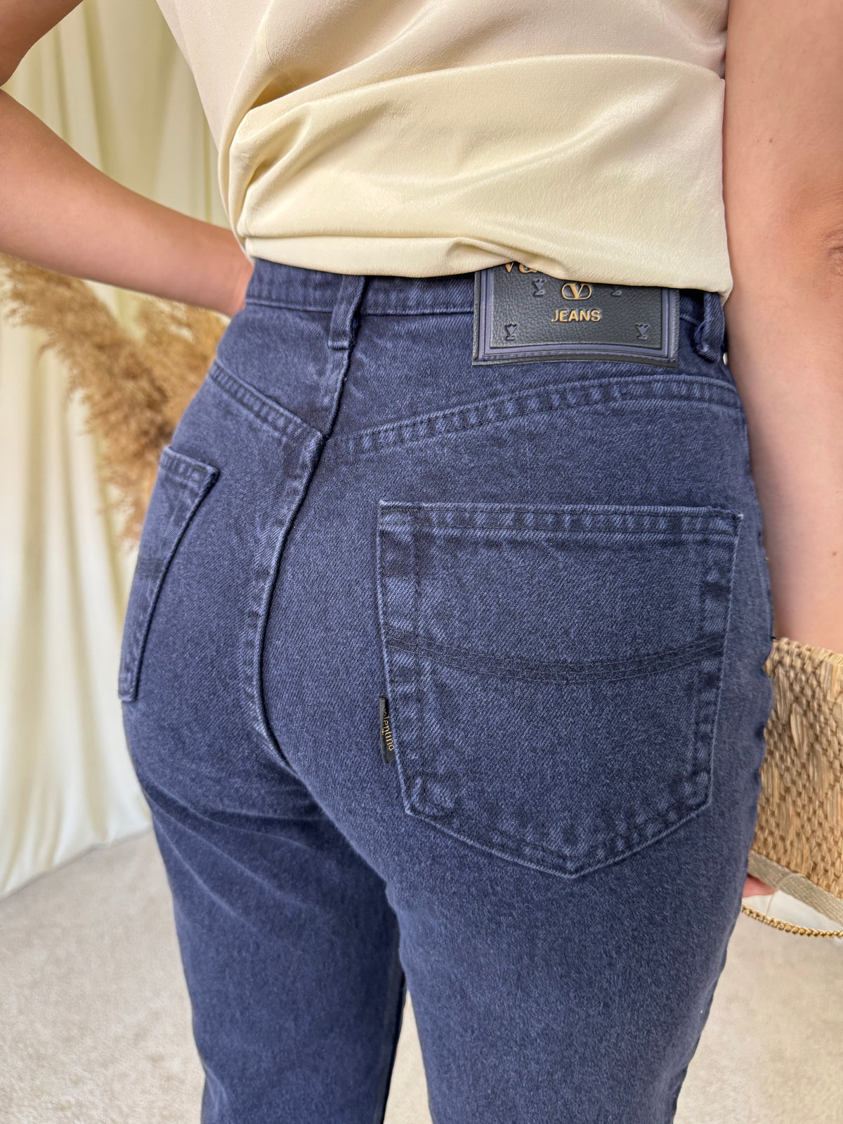 Blugi luxury VALENTINO cu talie înaltă marcata, denim calitativ din bumbac ( mărimea xs)