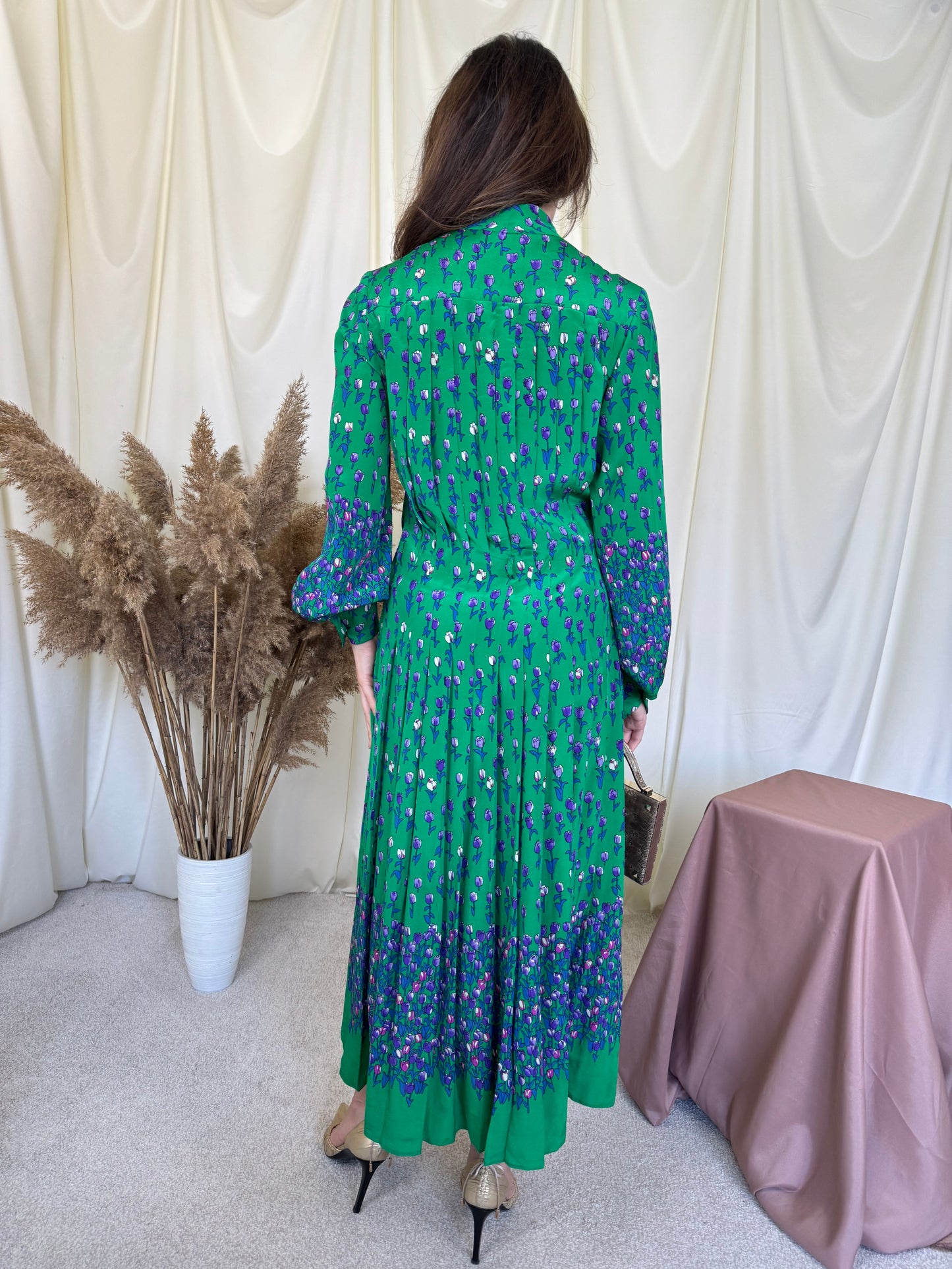 Rochie vintage din 100% mătase naturala cu prin floral, pliuri fine și croială vaporoasă 
(Mărimea M/L)