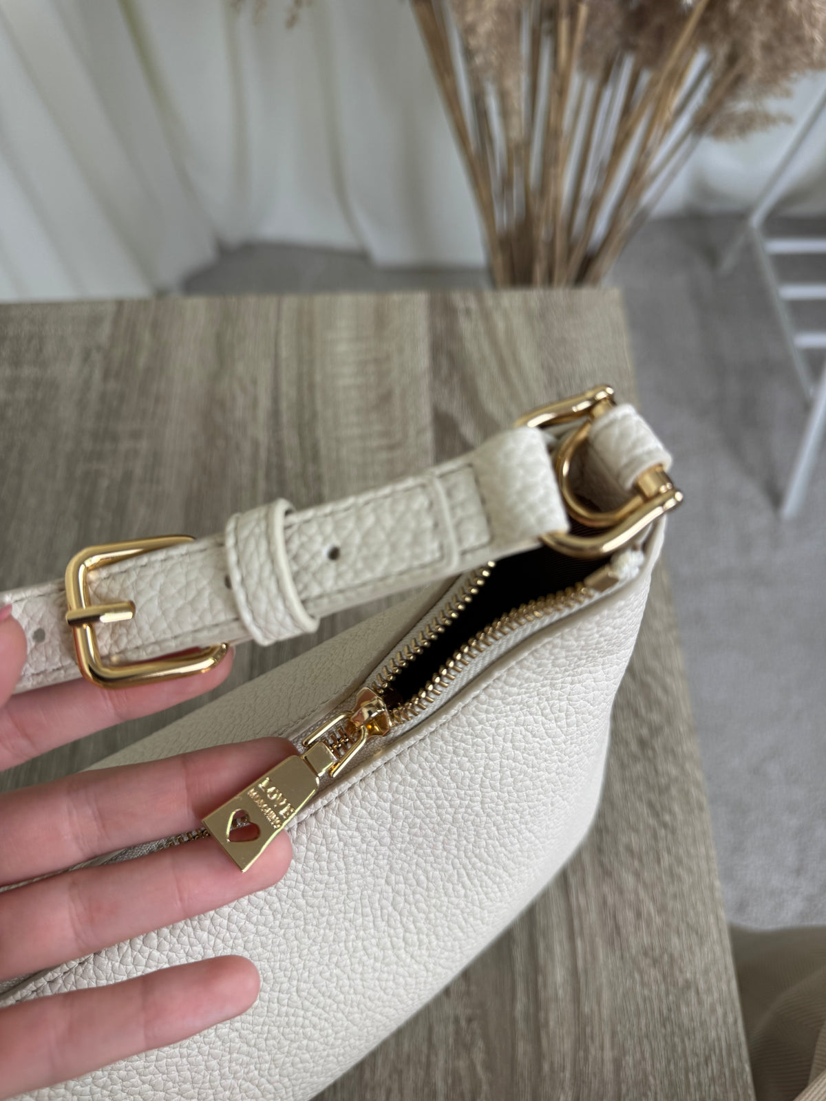 Geanta LOVE MOSCHINO din piele naturală cu feronerie aurie 
Prezintă mică urmă