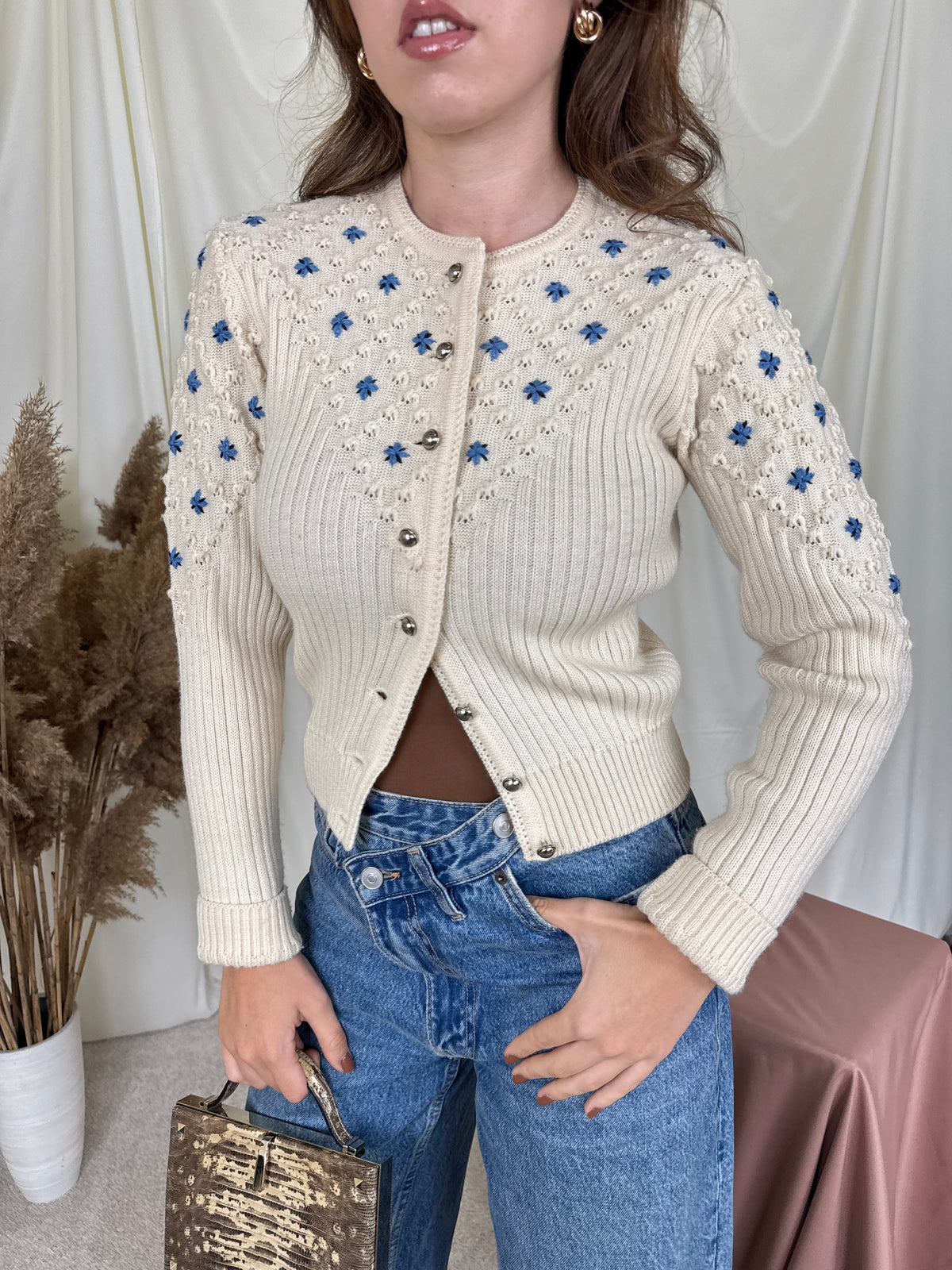 Cardigan vintage realizat manual din 100% lână crem cu motive florale ( mărimea S/M)