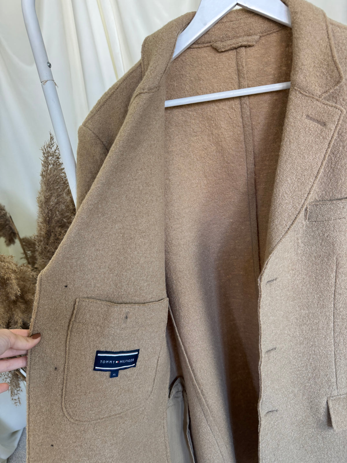 Palton nou TOMMY HILFIGER din 100% lana cu nasturi inscripționați ( mărimea XL)