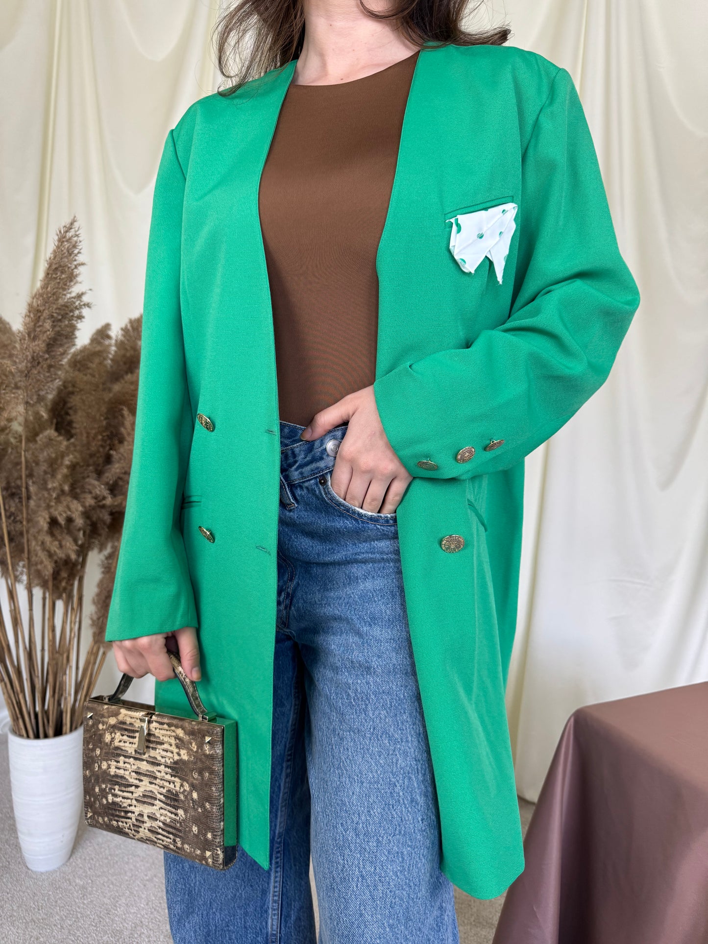 Sacou vintage de vară cu nasturi metalici aurii într-o nuanță superbă de verde
(Mărimea M/L)