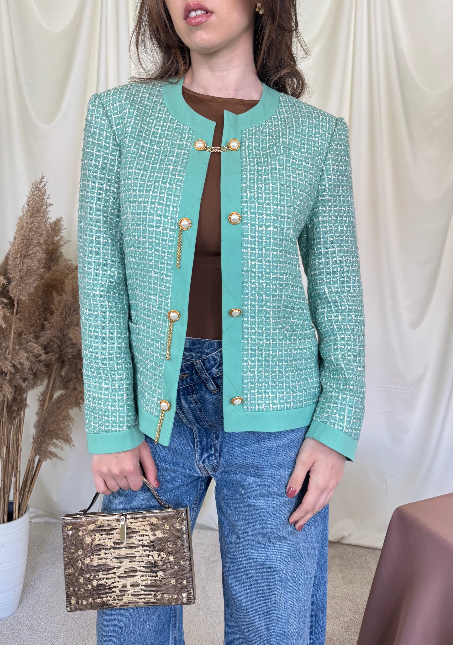 Sacou MARCONA din tweed de lână și vascoza cu nasturi bijuterie 
Stare impecabilă, ca nou 
(Mărimea M)