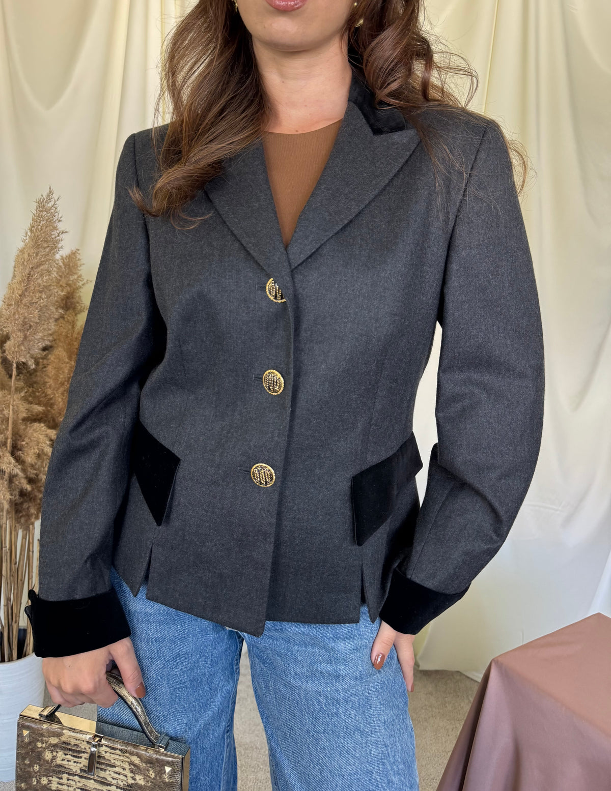 Sacou vintage elegant din stofă calitativă de 100% lână gri cu detalii din catifea de bumbac ( mărimea M/L)