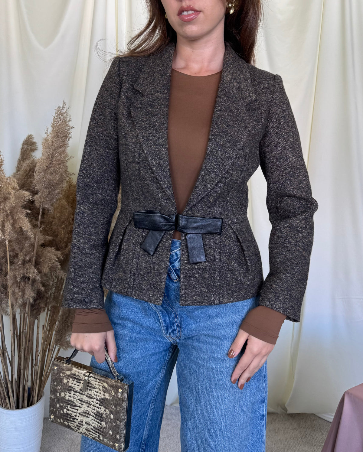 Sacou luxury PAULE KA din stofă premium lână, mătase și angora cu detaliu tip fundă din piele naturala fină ( mărimea XS/S)