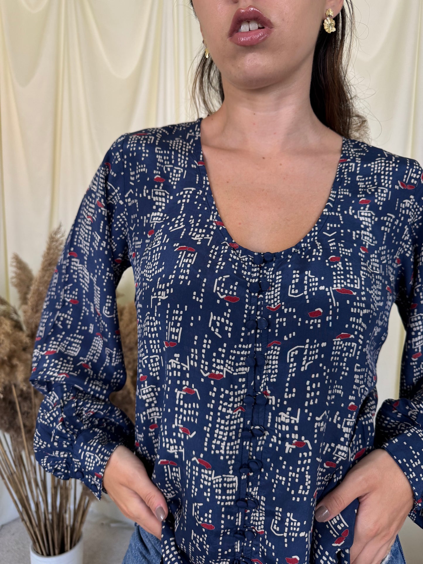 Cămașă vintage din mătase bleu cu print și mâneci ample 
(Mărimea S/M)