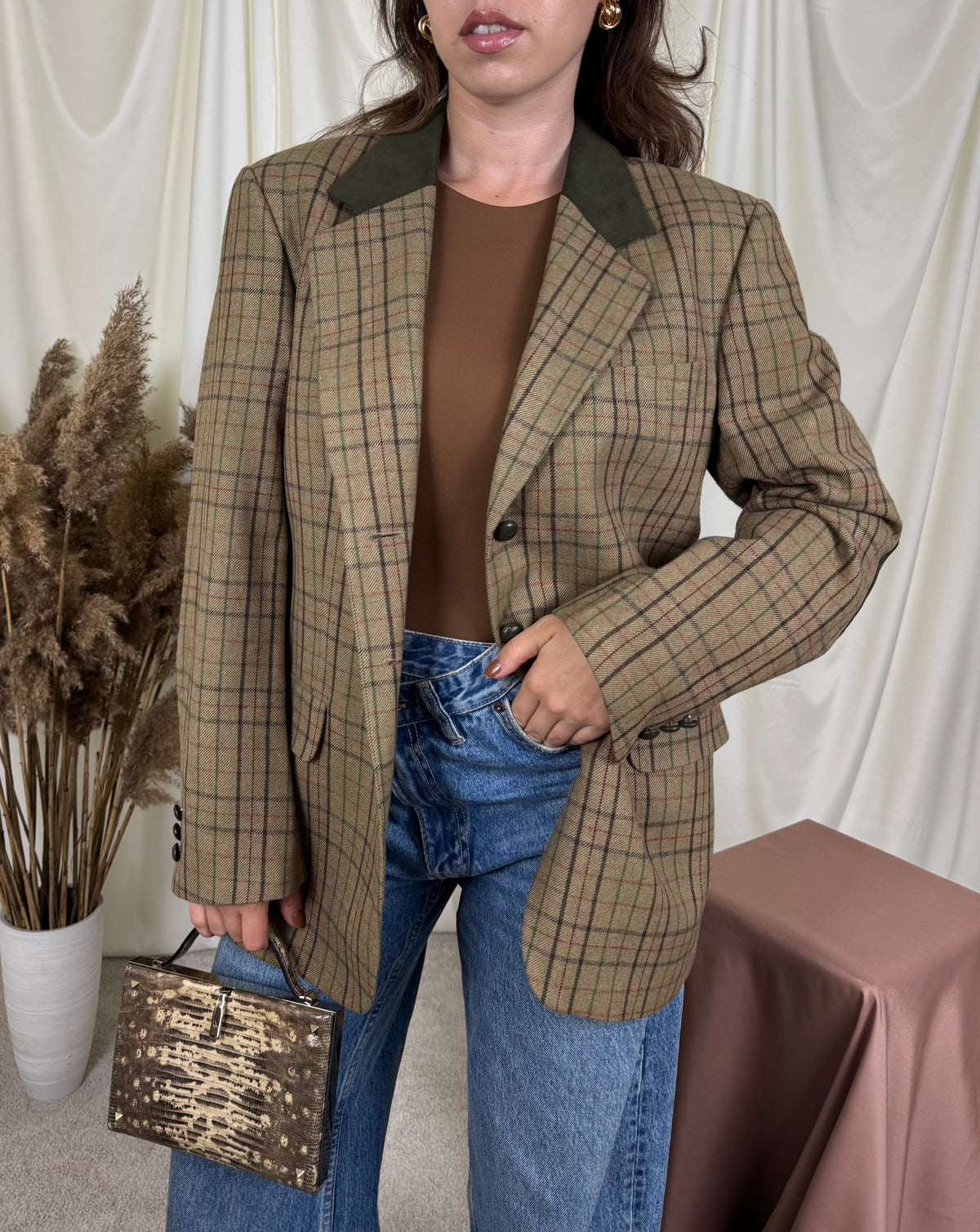 Sacou vintage superb din stofă premium de 100% lână, detalii din piele velur ( mărimea M/L)