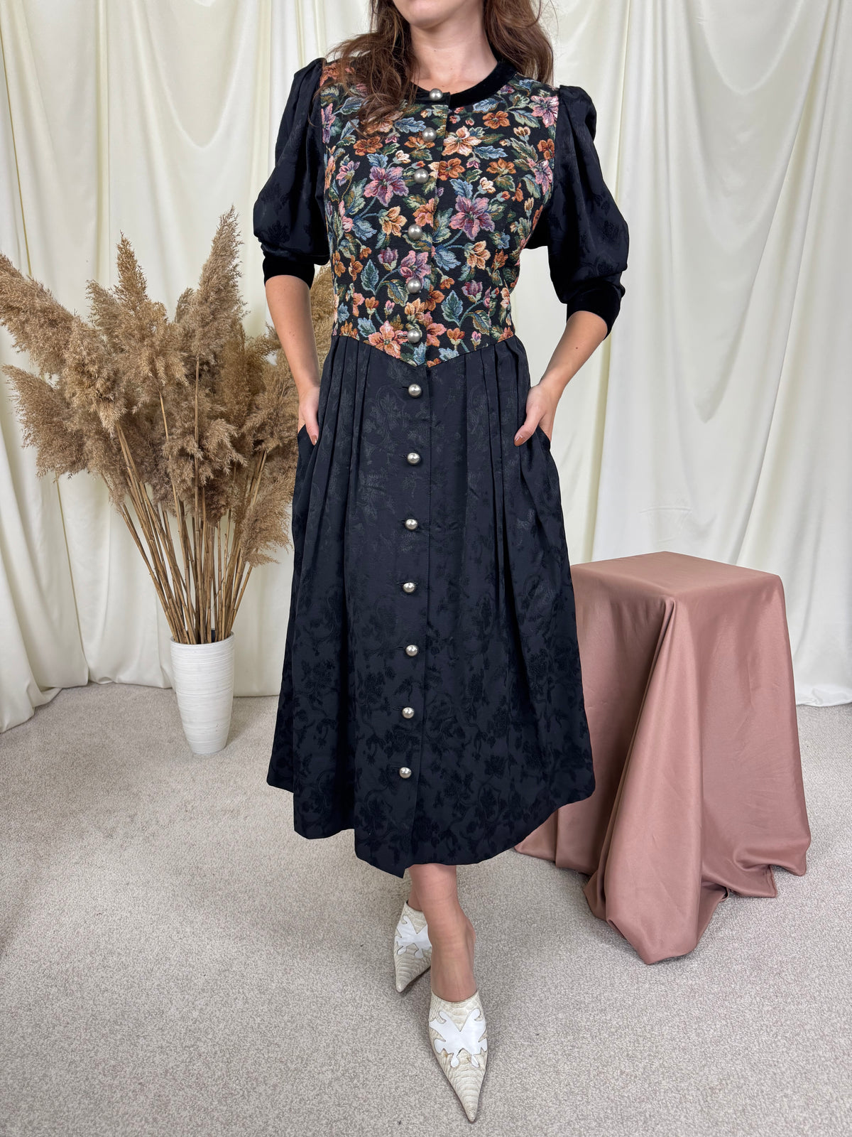 Rochie vintage superbisimă  cu nasturi metalici și detalii din catifea de bumbac ( mărimea M/L)