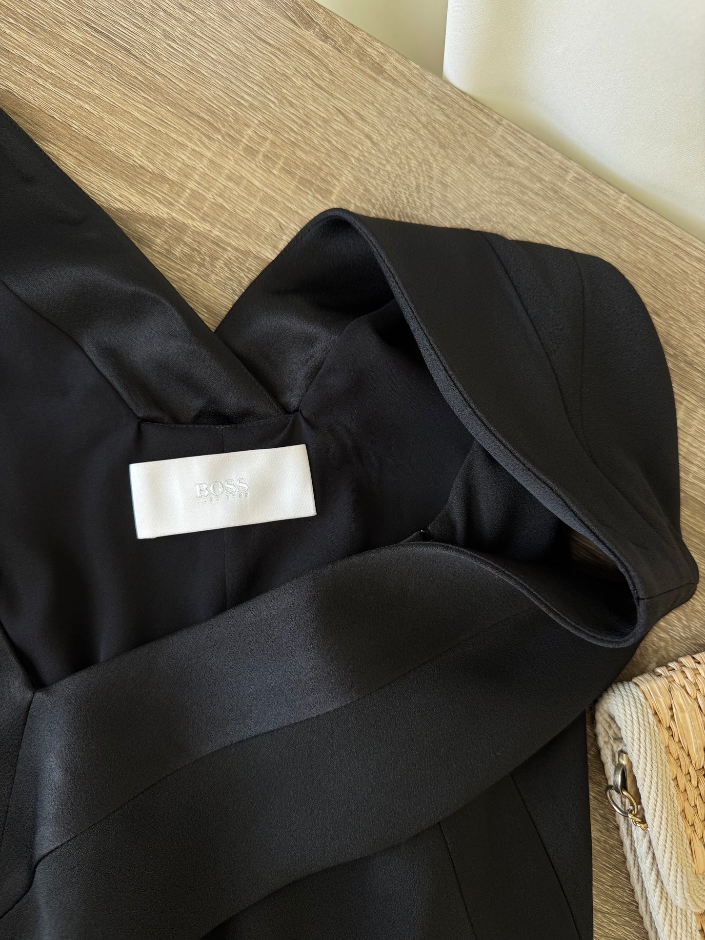 Rochie Hugo Boss elegantă cu detalii satinate ( mărimea L)