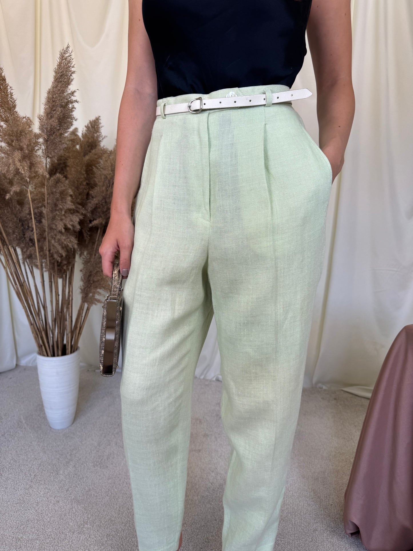 Pantaloni vintage cu talie super înaltă din 70% in, curea din piele naturala inclusa 
(Mărimea L)