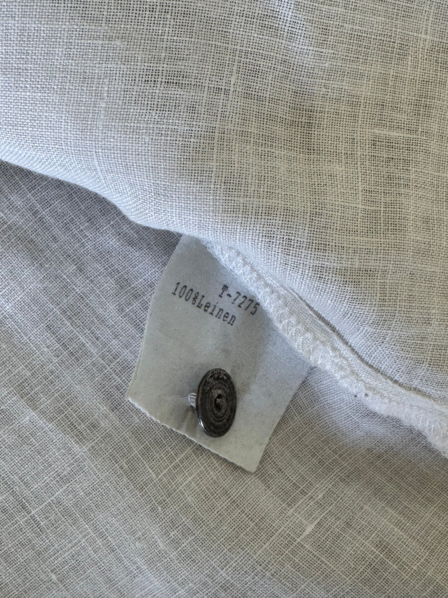 Cămașă vintage din 100% in cu broderie și detalii la spate tip corset
(Mărimea 38/M)
