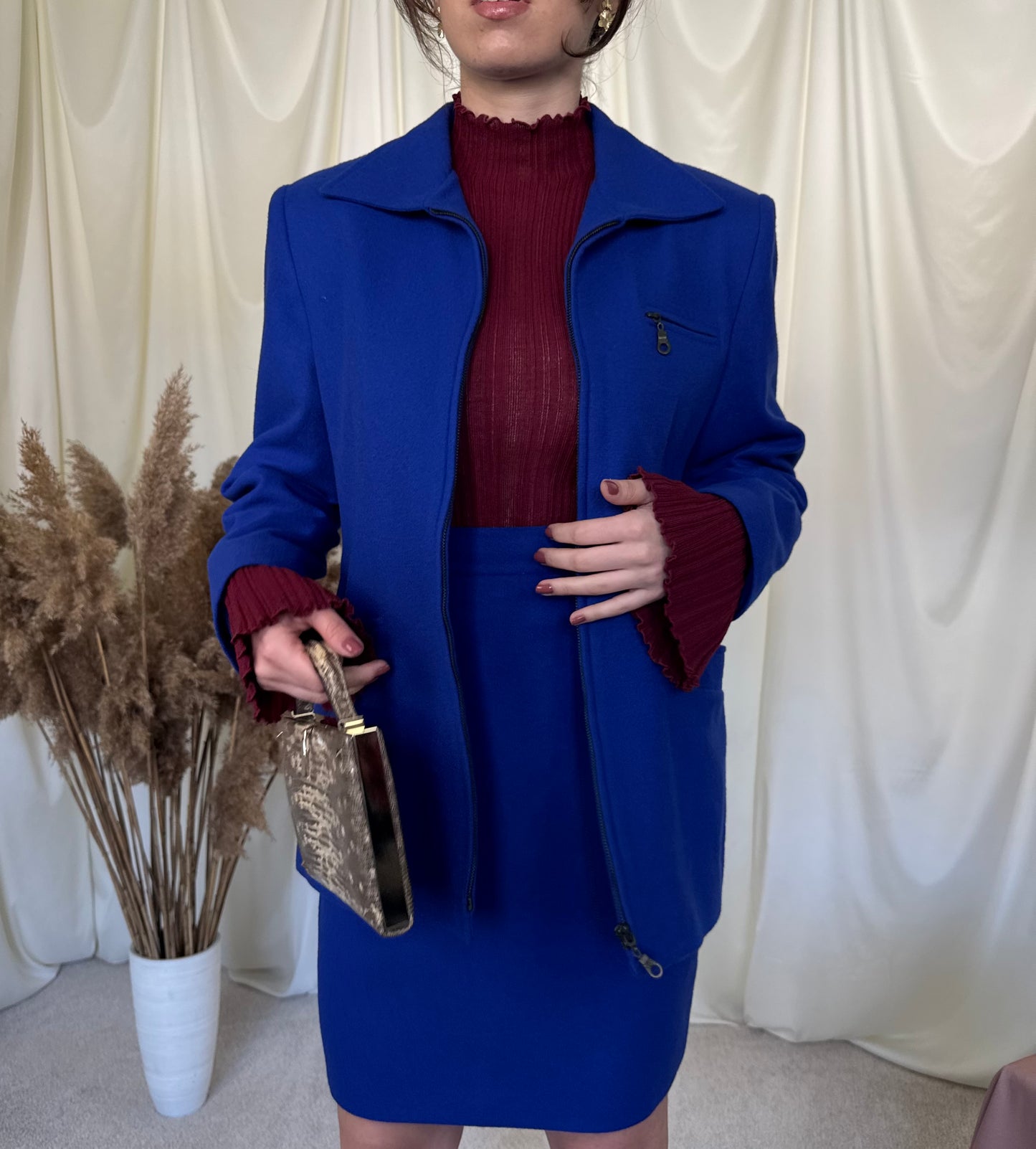 Deux-piece, jachetă și fusta cu talie înaltă, 80% lână, nuanța superbă de albastru royal 
(Mărimea S/M)