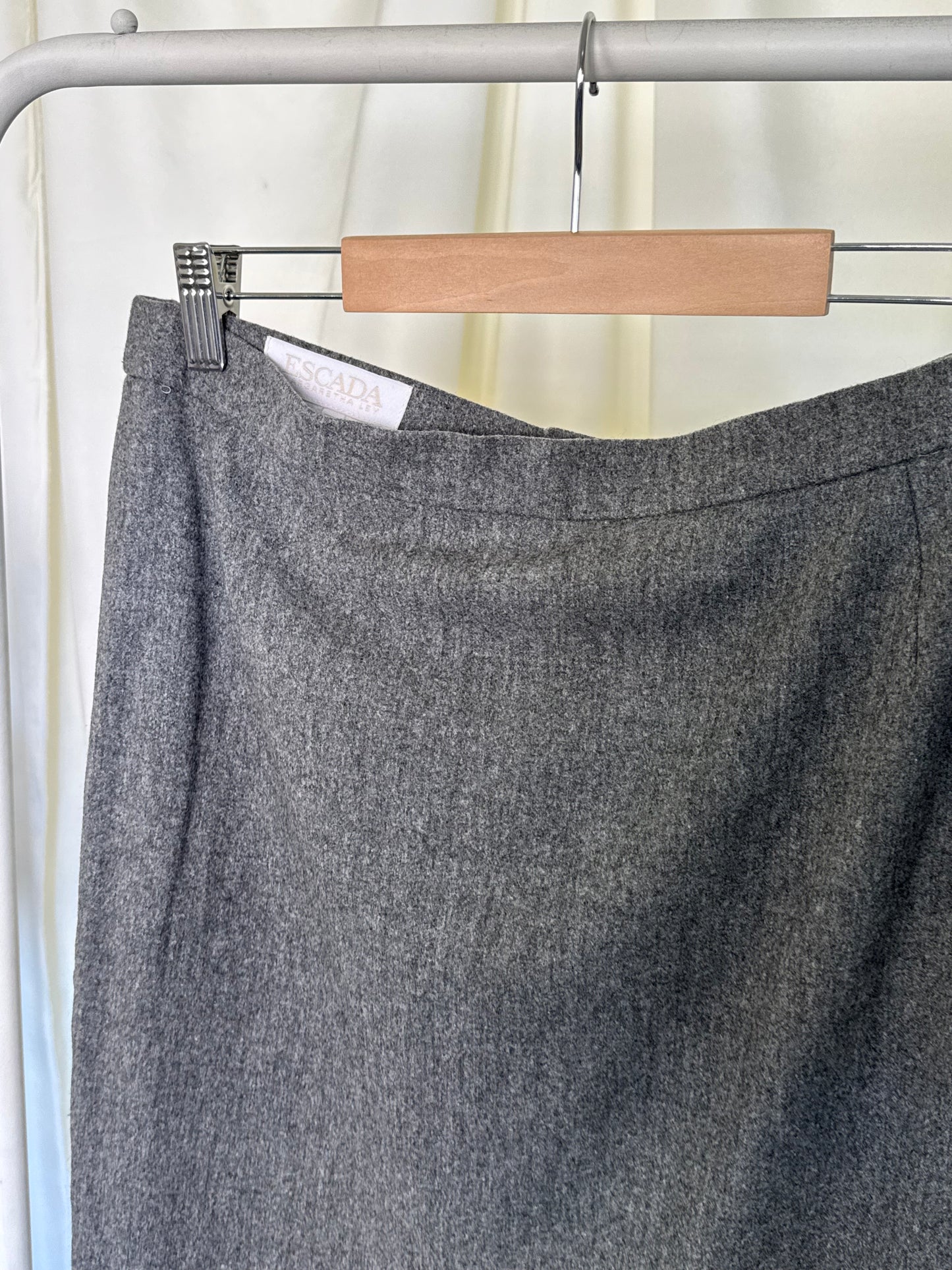 Fusta ESCADA office din lana extrem de fină 
(Mărimea L)