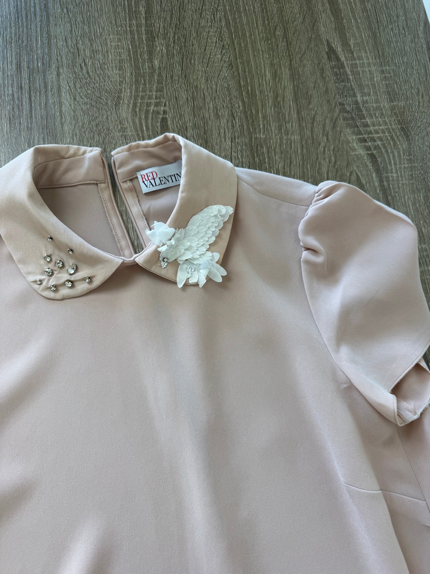Rochie Red Valentino dusty pink în croi feminin și guler cu aplicații ( mărimea S)