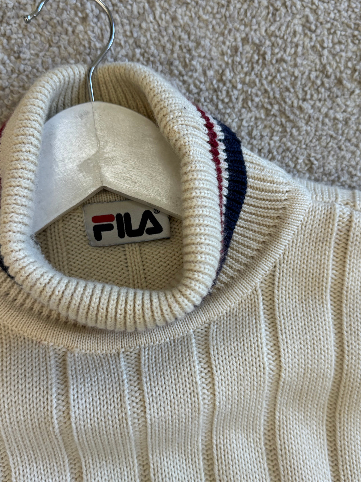 Pulover vintage FILA  din 50% până cu inscripție brodată ( mărimea XL)