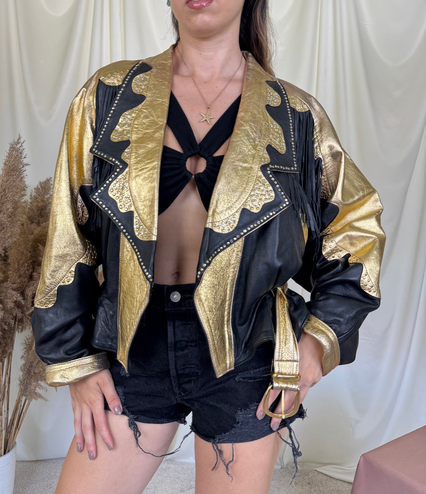 Piesă vintage statement din piele naturală extrem de rară cu aplicații spectaculoase, franjuri și ținte. TRUE VINTAGE 
(Mărimea S-L)