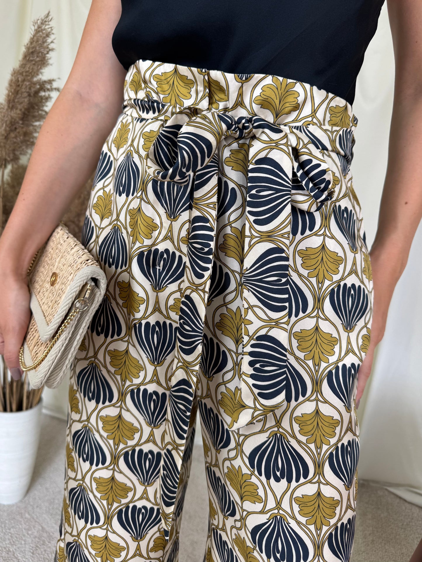 Pantaloni NOI Max Mara din 100% mătase naturală cu print și cordon pentru ajustare( mărimea M)