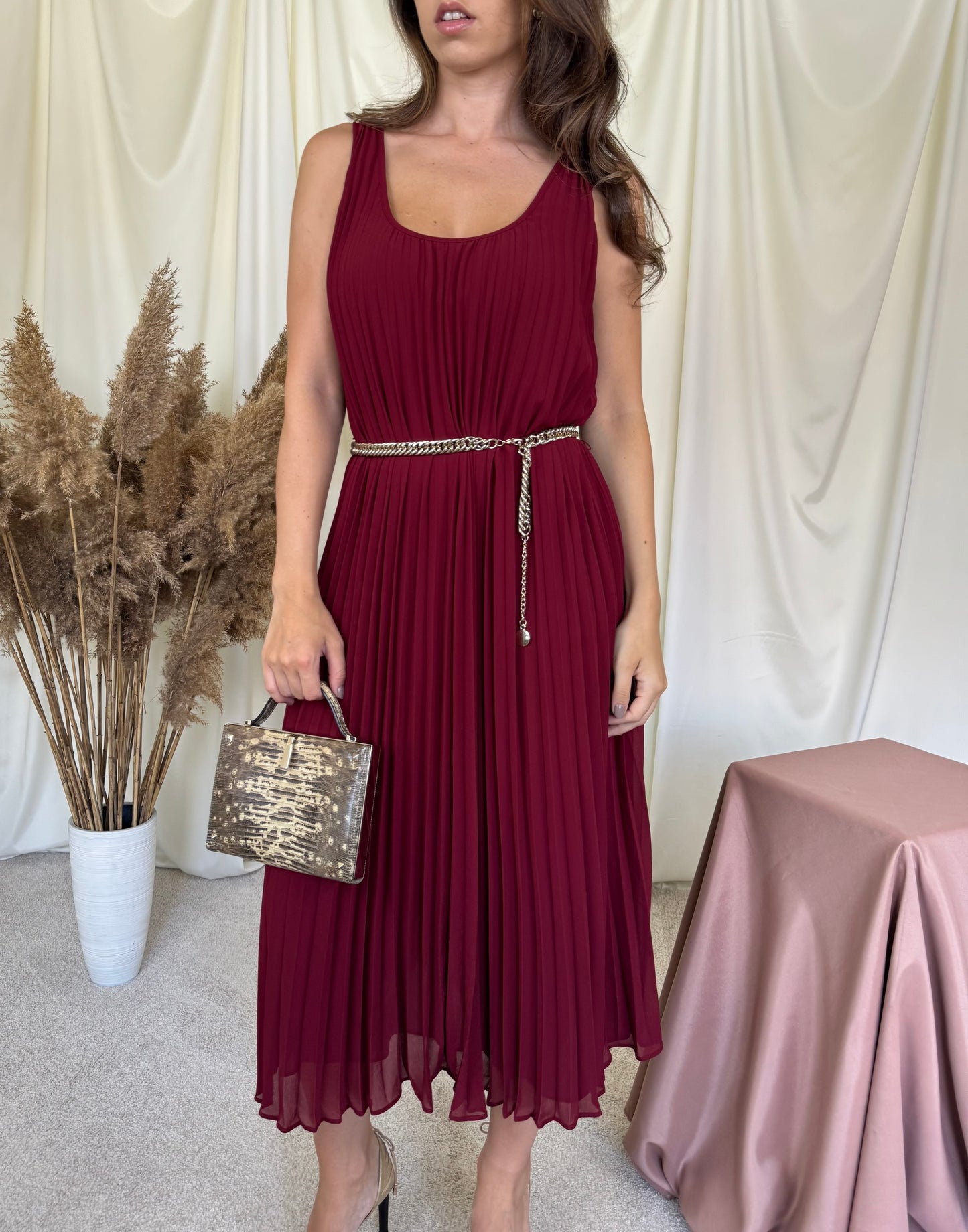 Rochie MICHAEL KORS plisată în croială fluidă, nuanța burgundy + centura metalică aurie inclusă ( marimea S-M)