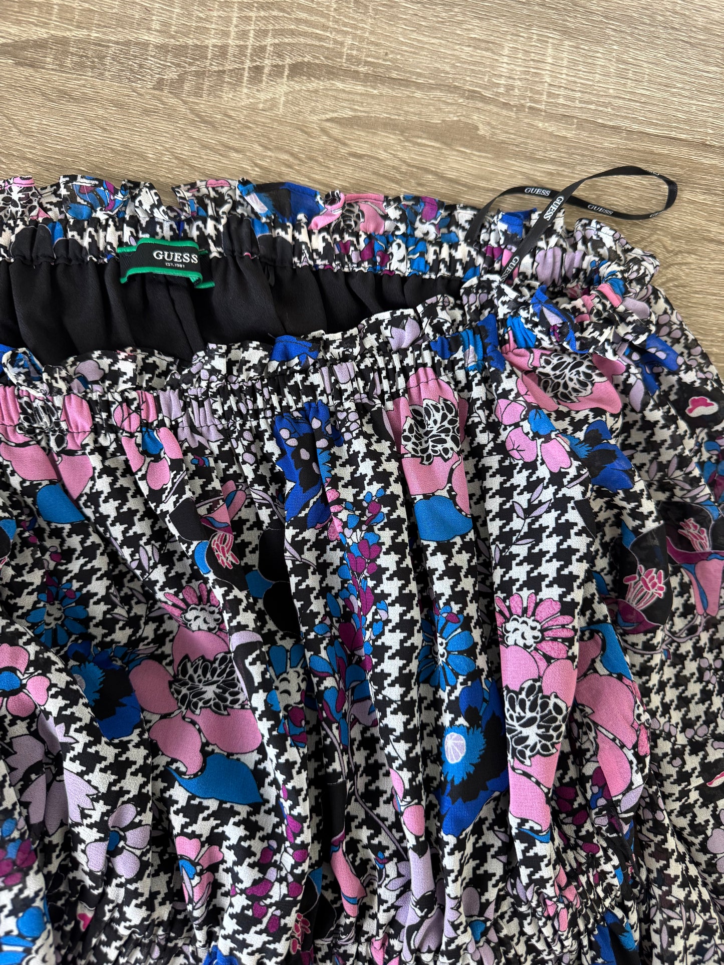 Rochie Guess cu talie elastică și print floral ( mărimea XS-S/M)
