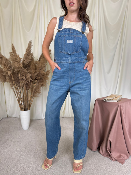 Salopetă vintage Levi’s din denim de 100% bumbac calitativ ( mărimea M)