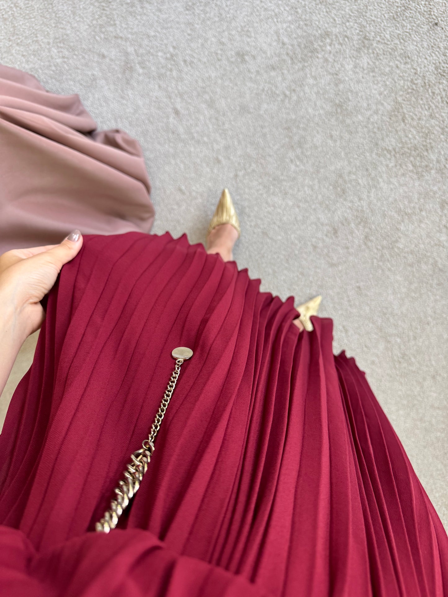 Rochie MICHAEL KORS plisată în croială fluidă, nuanța burgundy + centura metalică aurie inclusă ( marimea S-M)