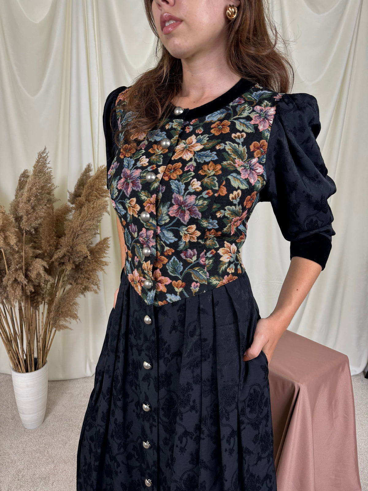 Rochie vintage superbisimă  cu nasturi metalici și detalii din catifea de bumbac ( mărimea M/L)